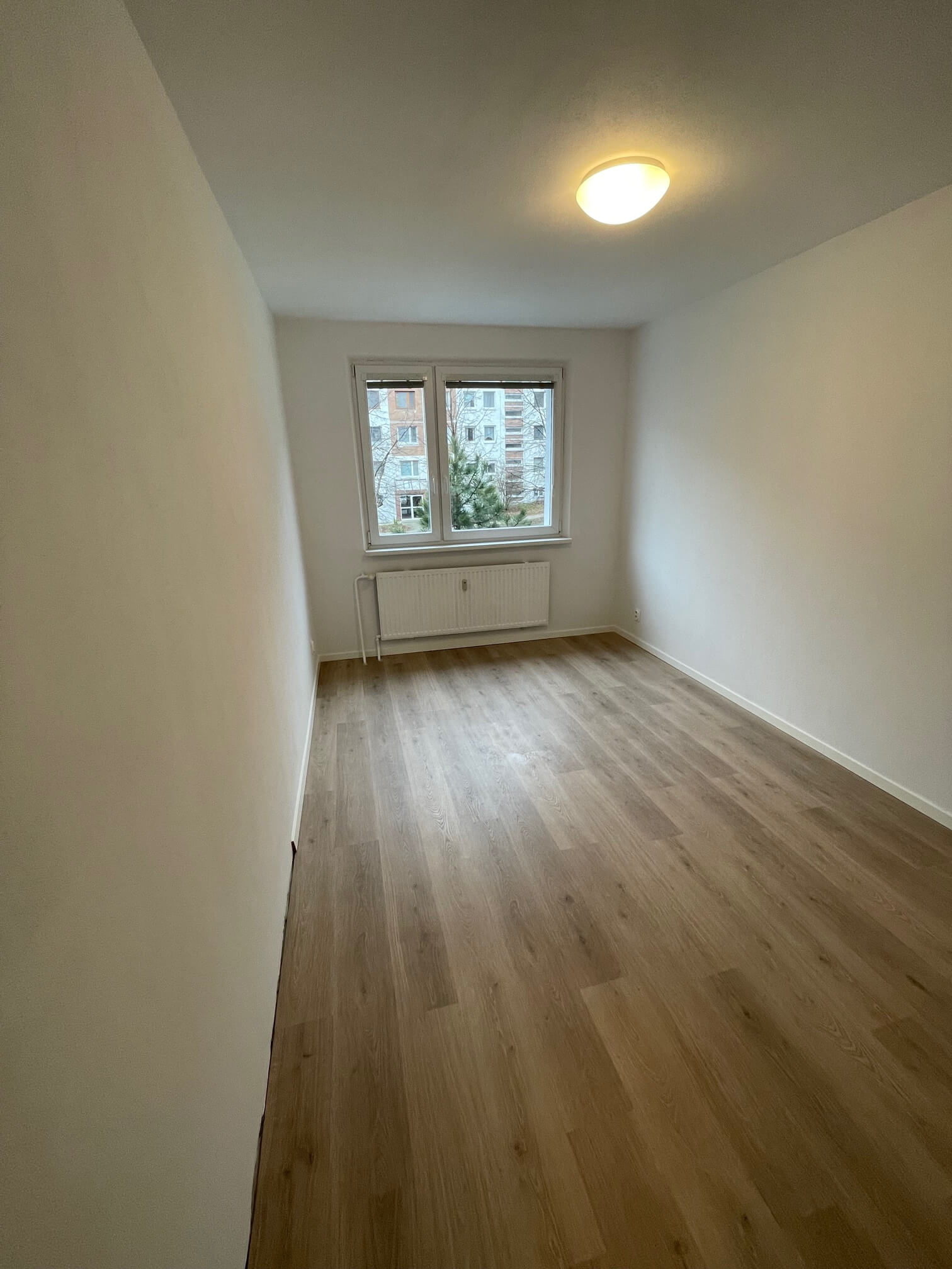 Prenajaté: Izby na prenájom v 3 izbovom byte, Karlovka, Kolísková 6 v Bratislave, 300€ izba, izba má 20m2 s  balkónom,-26