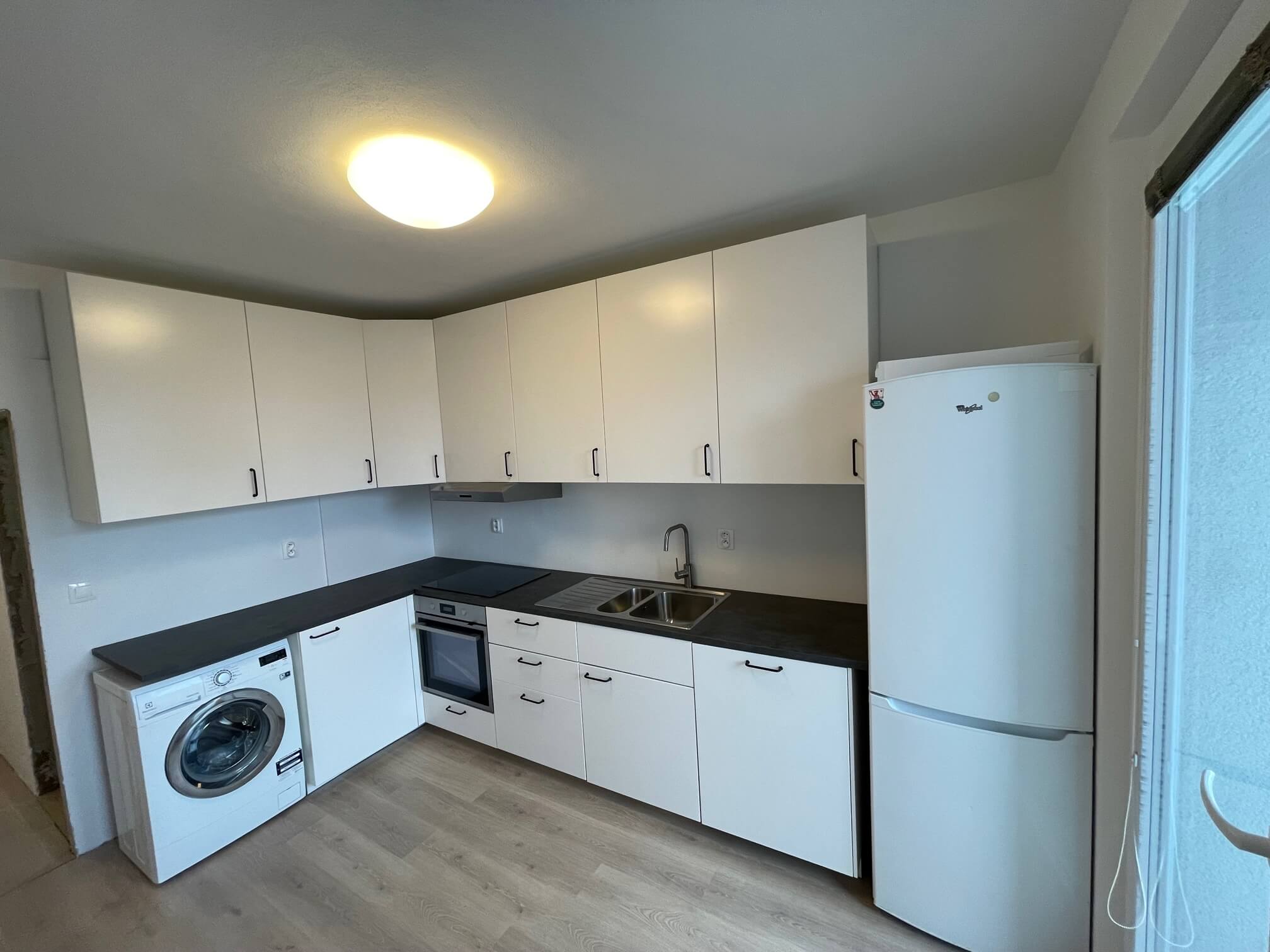 Prenajaté: Izby na prenájom v 3 izbovom byte, Karlovka, Kolísková 6 v Bratislave, 300€ izba, izba má 20m2 s  balkónom,-23