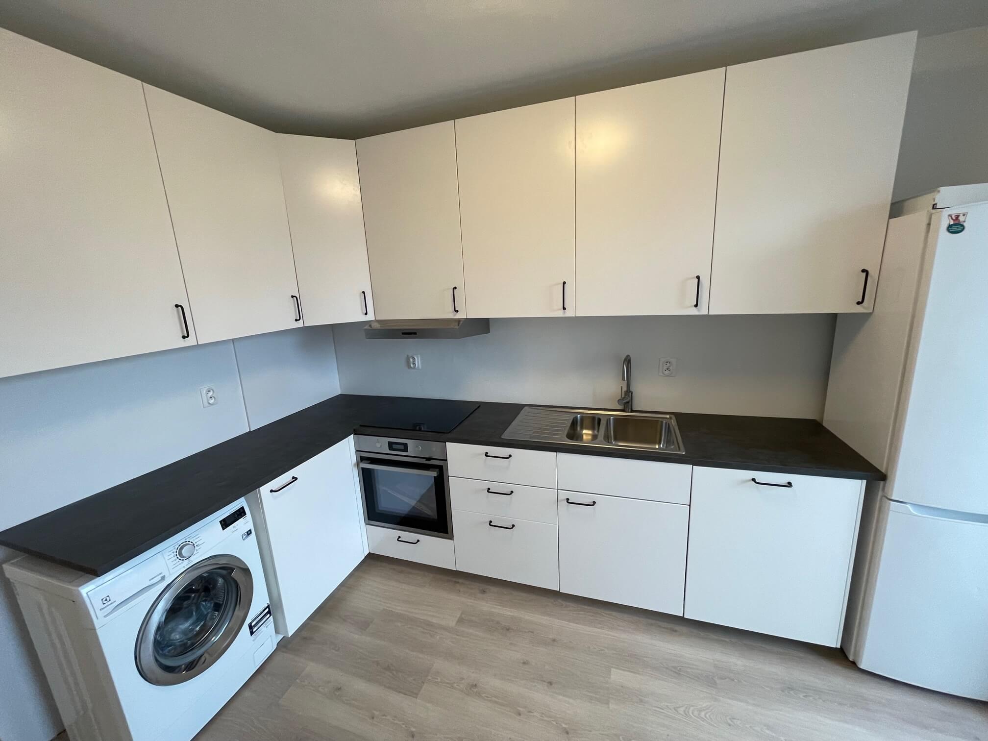 Prenajaté: Izby na prenájom v 3 izbovom byte, Karlovka, Kolísková 6 v Bratislave, 300€ izba, izba má 20m2 s  balkónom,-21