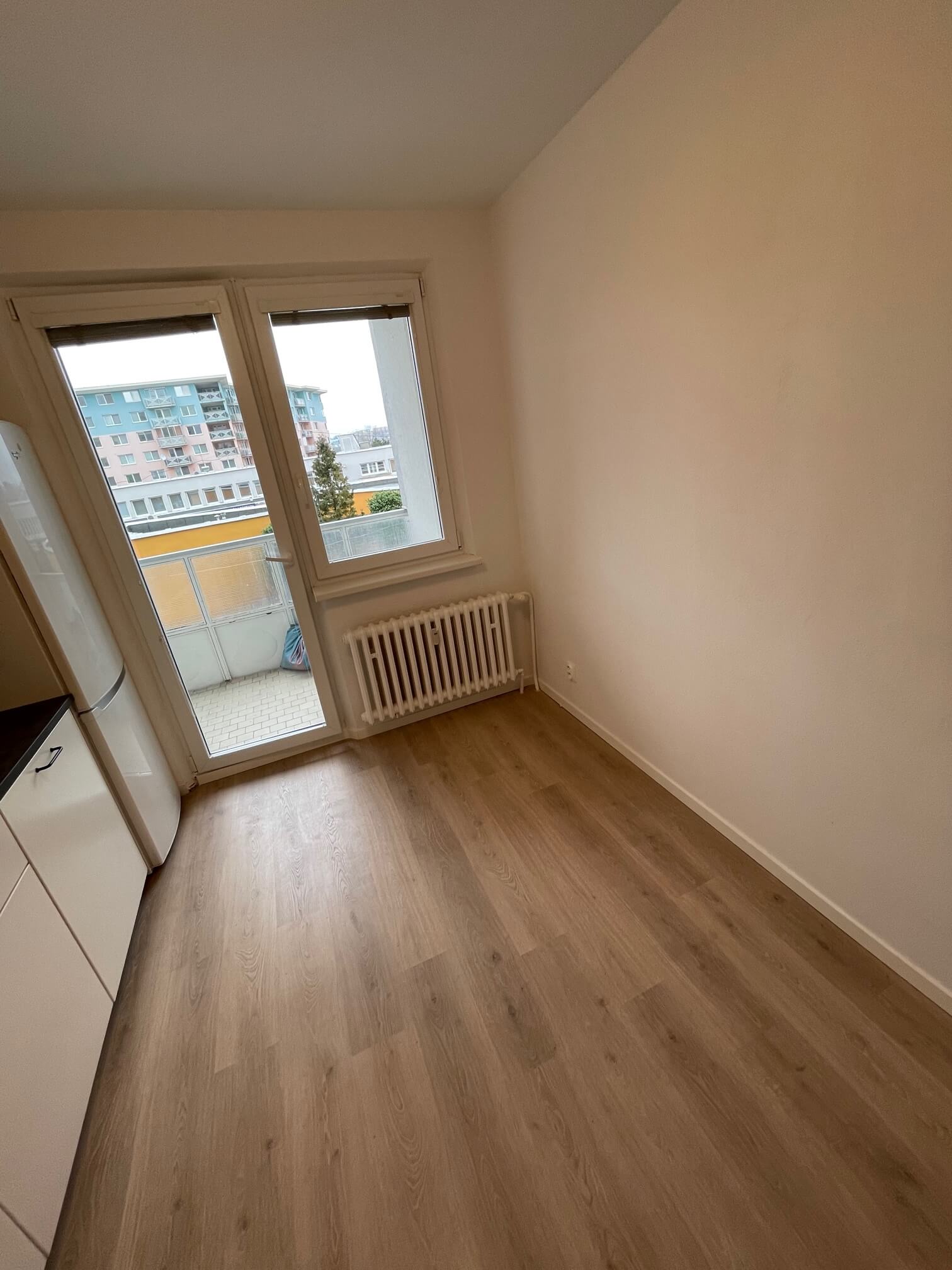 Prenajaté: Izby na prenájom v 3 izbovom byte, Karlovka, Kolísková 6 v Bratislave, 300€ izba, izba má 20m2 s  balkónom,-20