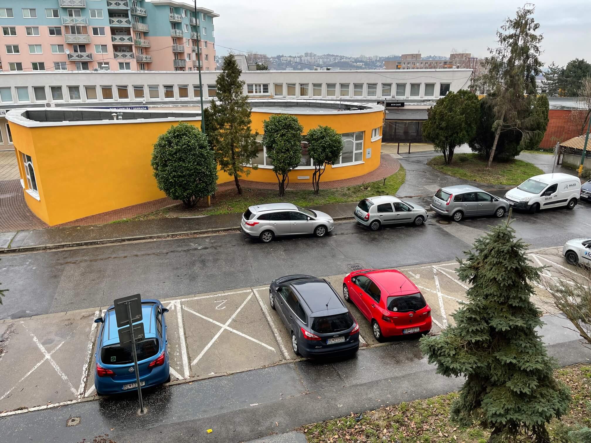 Prenajaté: Izby na prenájom v 3 izbovom byte, Karlovka, Kolísková 6 v Bratislave, 300€ izba, izba má 20m2 s  balkónom,-19