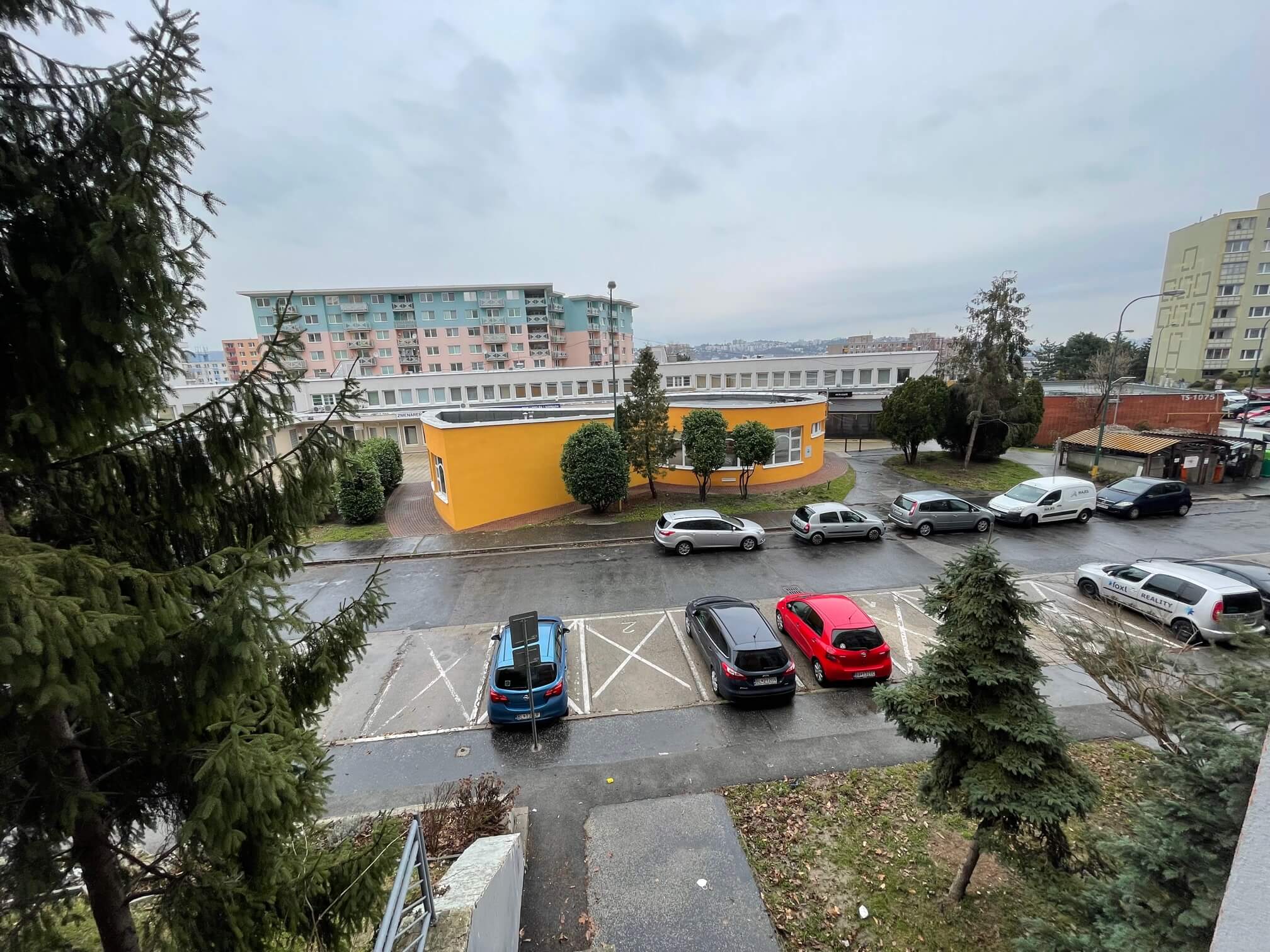 Prenajaté: Izby na prenájom v 3 izbovom byte, Karlovka, Kolísková 6 v Bratislave, 300€ izba, izba má 20m2 s  balkónom,-18