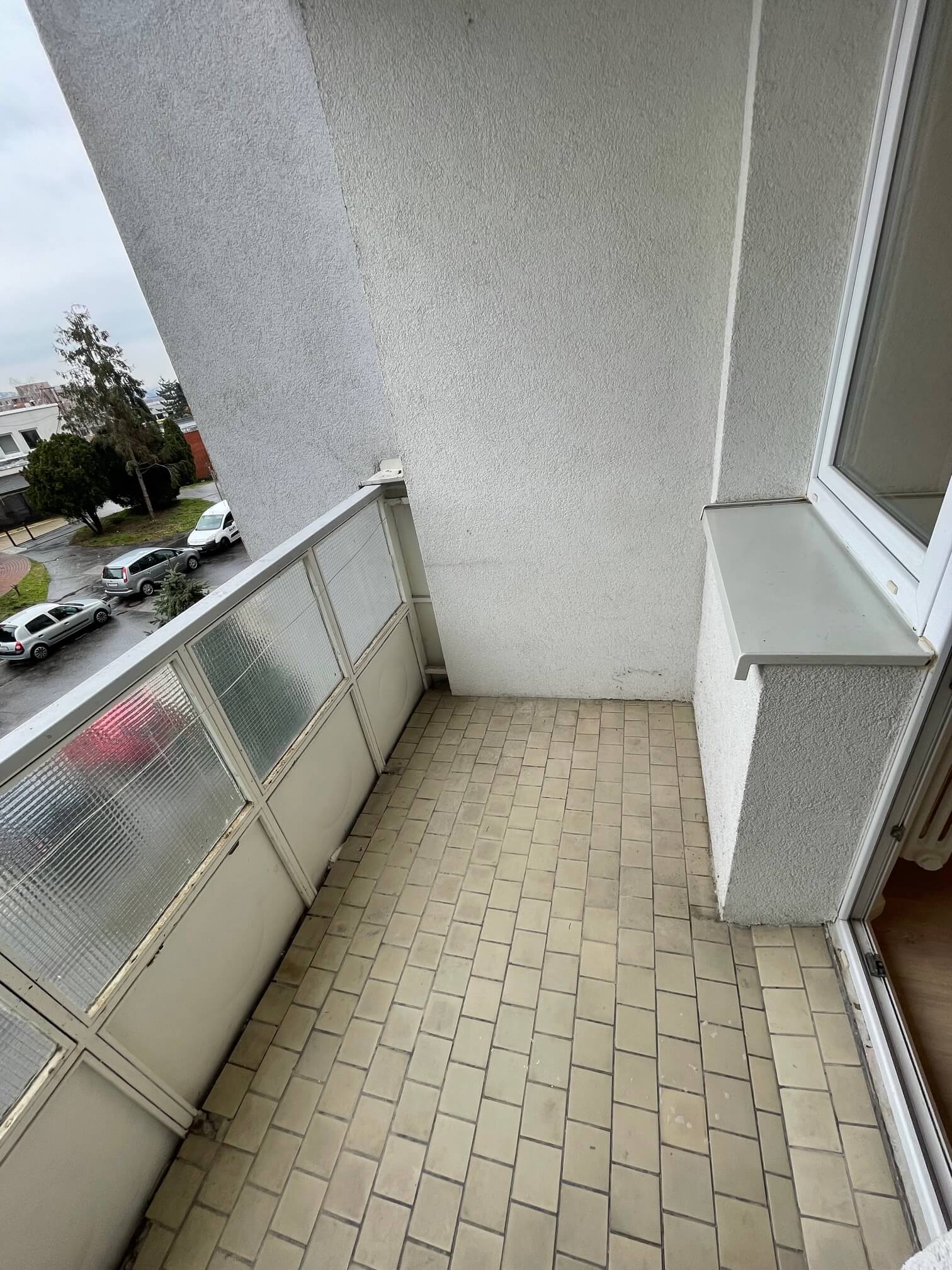 Prenajaté: Izby na prenájom v 3 izbovom byte, Karlovka, Kolísková 6 v Bratislave, 300€ izba, izba má 20m2 s  balkónom,-17