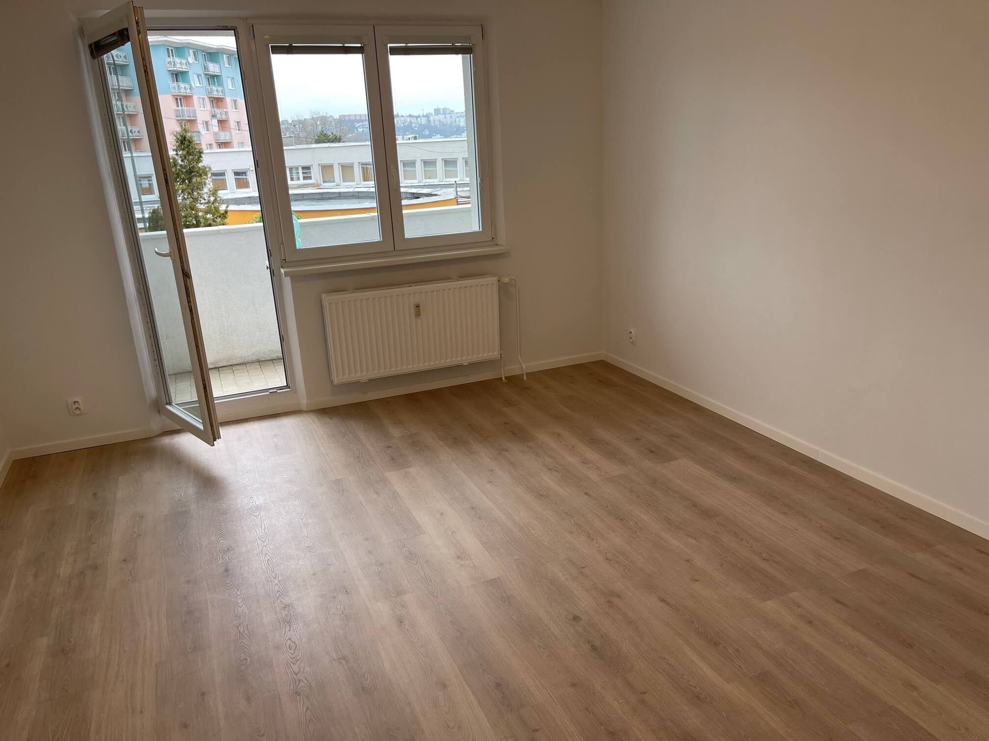 Prenajaté: Izby na prenájom v 3 izbovom byte, Karlovka, Kolísková 6 v Bratislave, 300€ izba, izba má 20m2 s  balkónom,-1