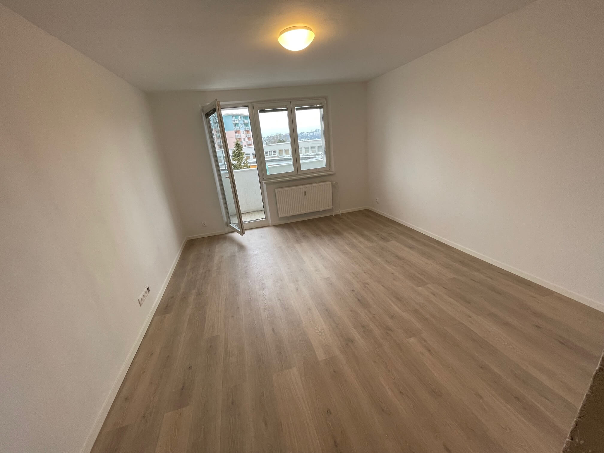 Prenajaté: Izby na prenájom v 3 izbovom byte, Karlovka, Kolísková 6 v Bratislave, 300€ izba, izba má 20m2 s  balkónom,-0