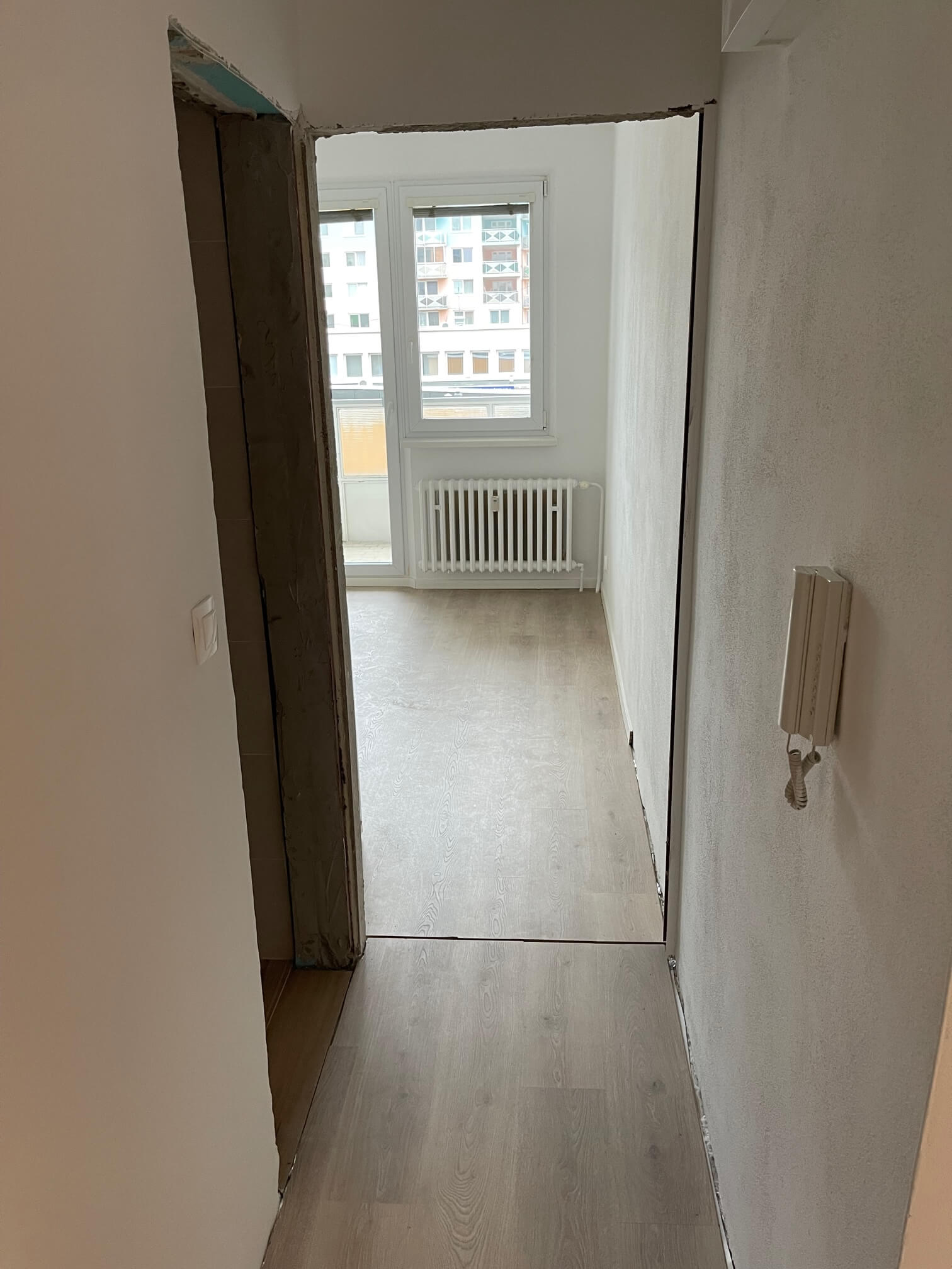 Prenajaté: Izby na prenájom v 3 izbovom byte, Karlovka, Kolísková 6 v Bratislave, 300€ izba, izba má 20m2 s  balkónom,-13