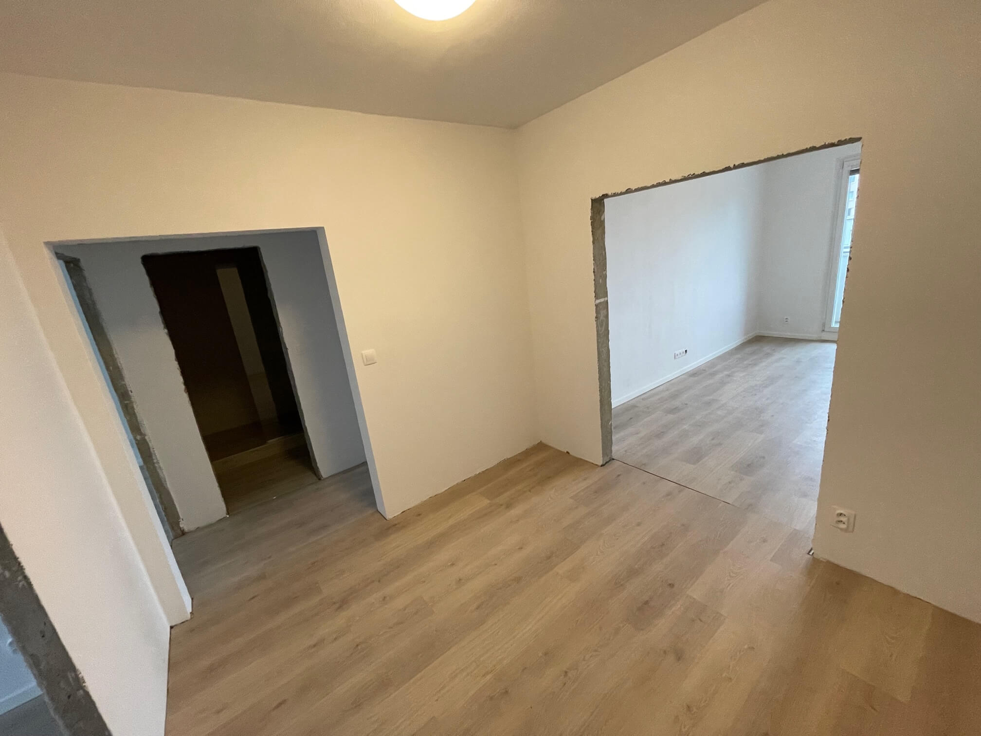 Prenajaté: Izby na prenájom v 3 izbovom byte, Karlovka, Kolísková 6 v Bratislave, 300€ izba, izba má 20m2 s  balkónom,-12