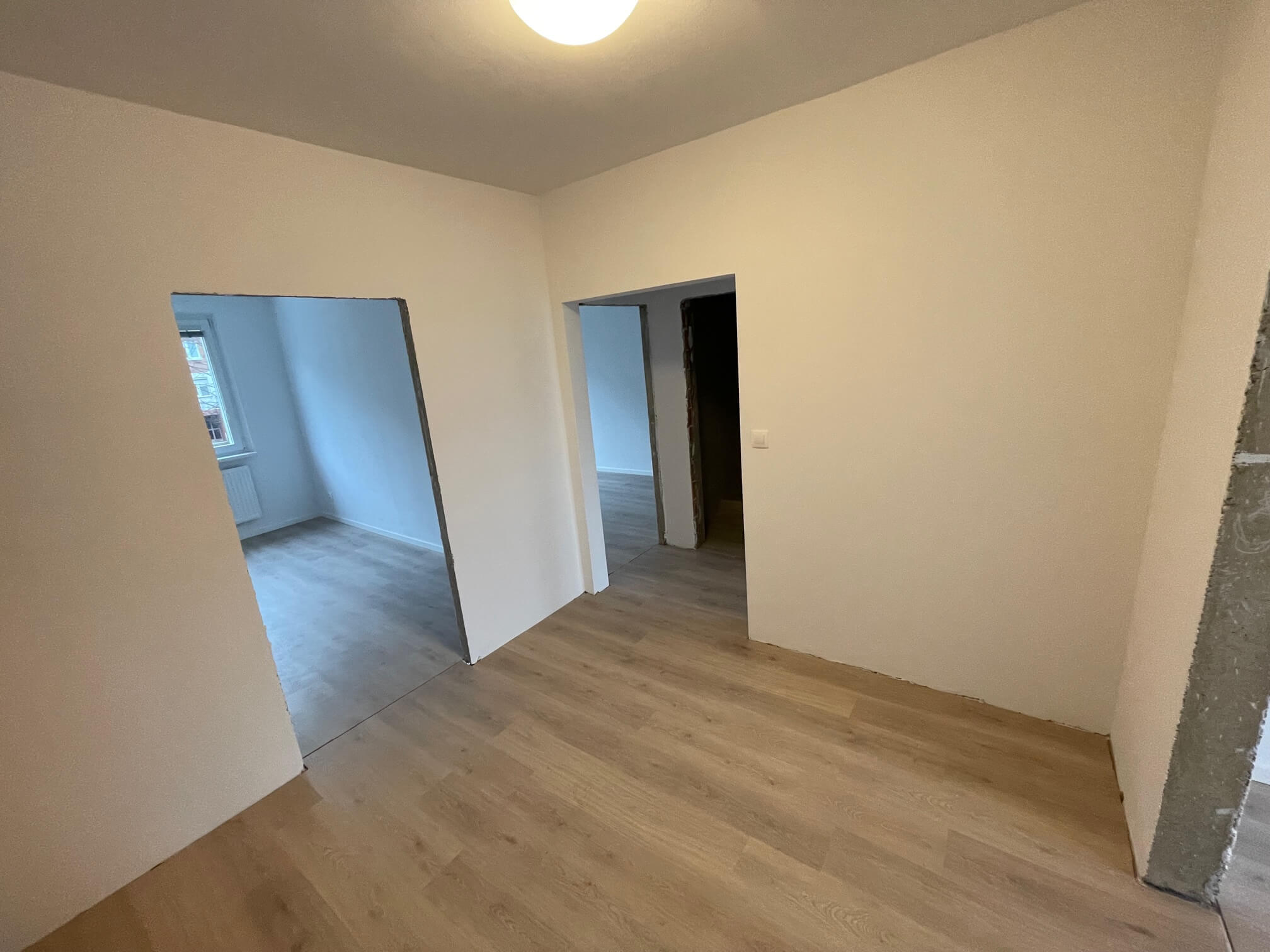 Prenajaté: Izby na prenájom v 3 izbovom byte, Karlovka, Kolísková 6 v Bratislave, 300€ izba, izba má 20m2 s  balkónom,-11