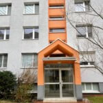 Prenajaté: Izby na prenájom v 3 izbovom byte, Karlovka, Kolísková 6 v Bratislave, 300€ izba, izba má 20m2 s  balkónom,-10