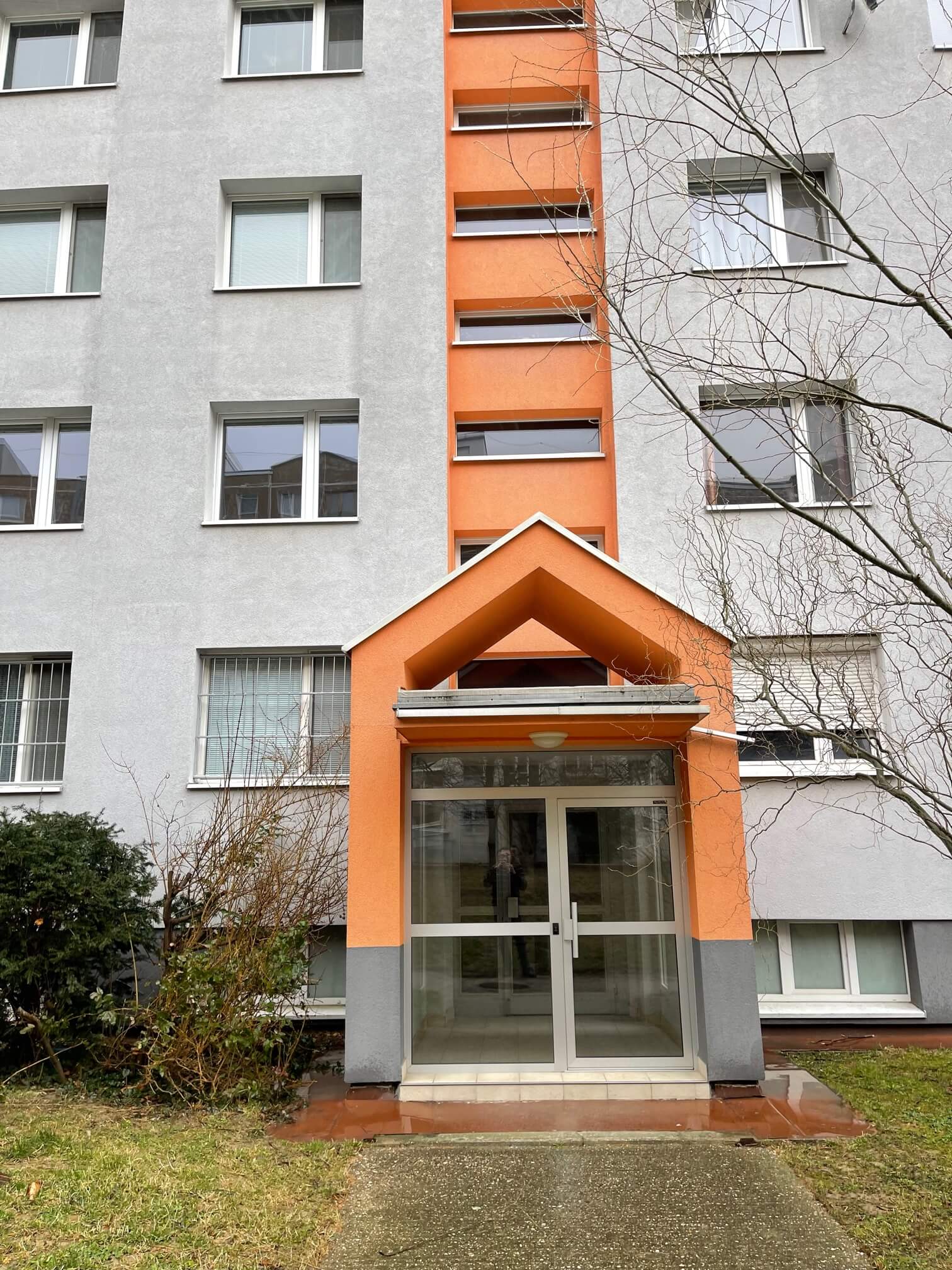 Prenajaté: Izby na prenájom v 3 izbovom byte, Karlovka, Kolísková 6 v Bratislave, 300€ izba, izba má 20m2 s  balkónom,-10