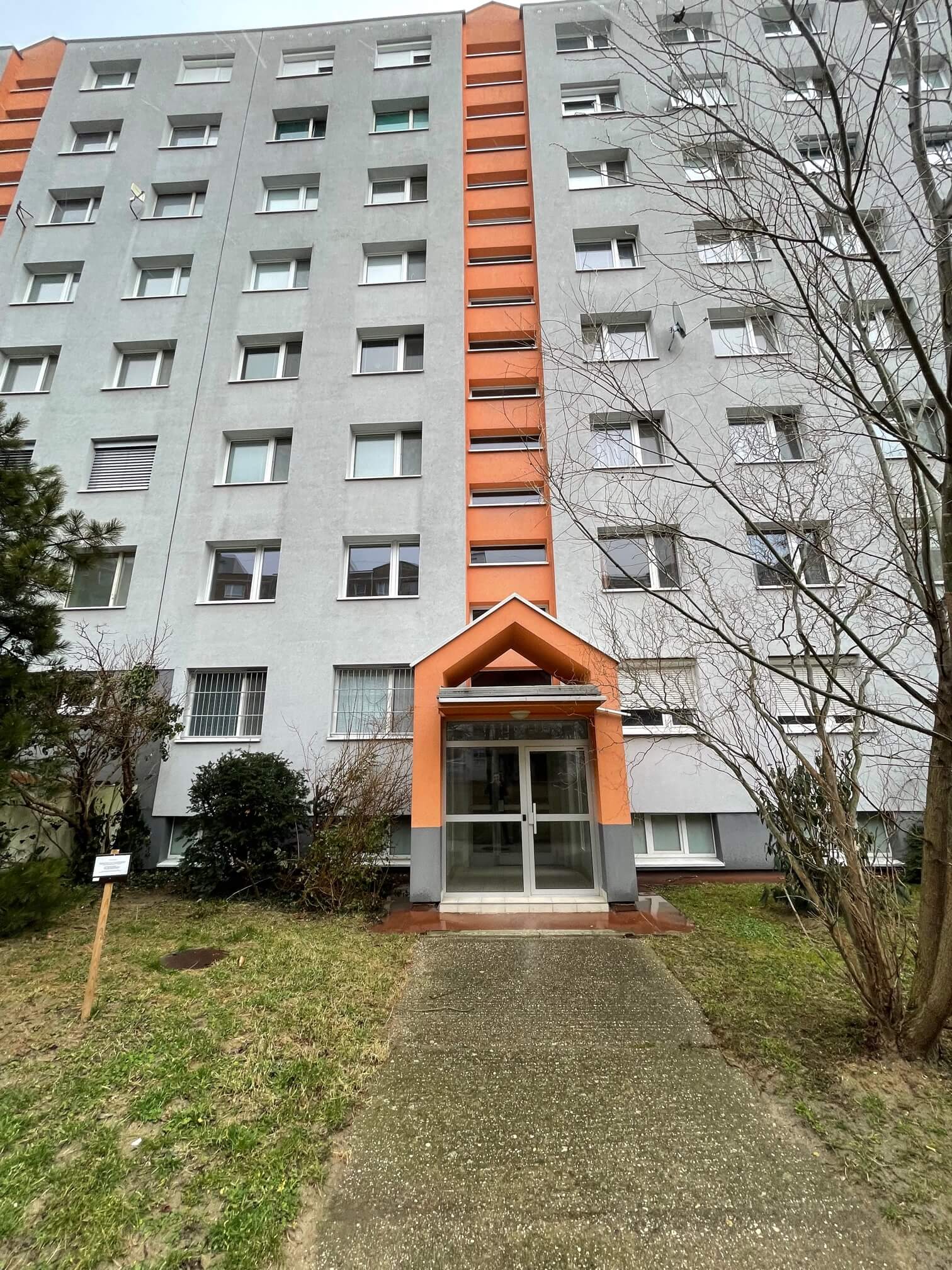 Prenajaté: Izby na prenájom v 3 izbovom byte, Karlovka, Kolísková 6 v Bratislave, 300€ izba, izba má 20m2 s  balkónom,-9