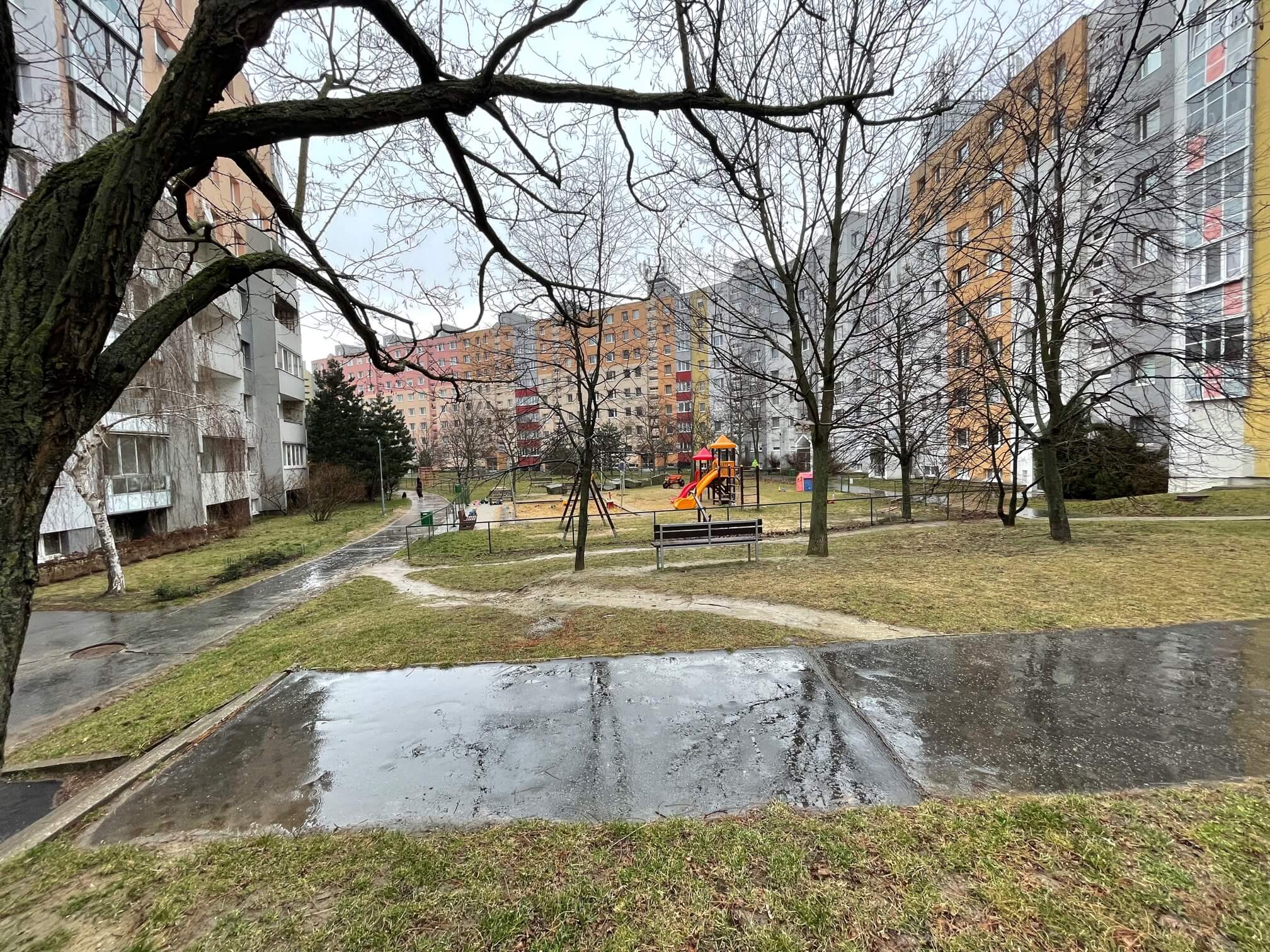 Prenajaté: Izby na prenájom v 3 izbovom byte, Karlovka, Kolísková 6 v Bratislave, 300€ izba, izba má 20m2 s  balkónom,-8