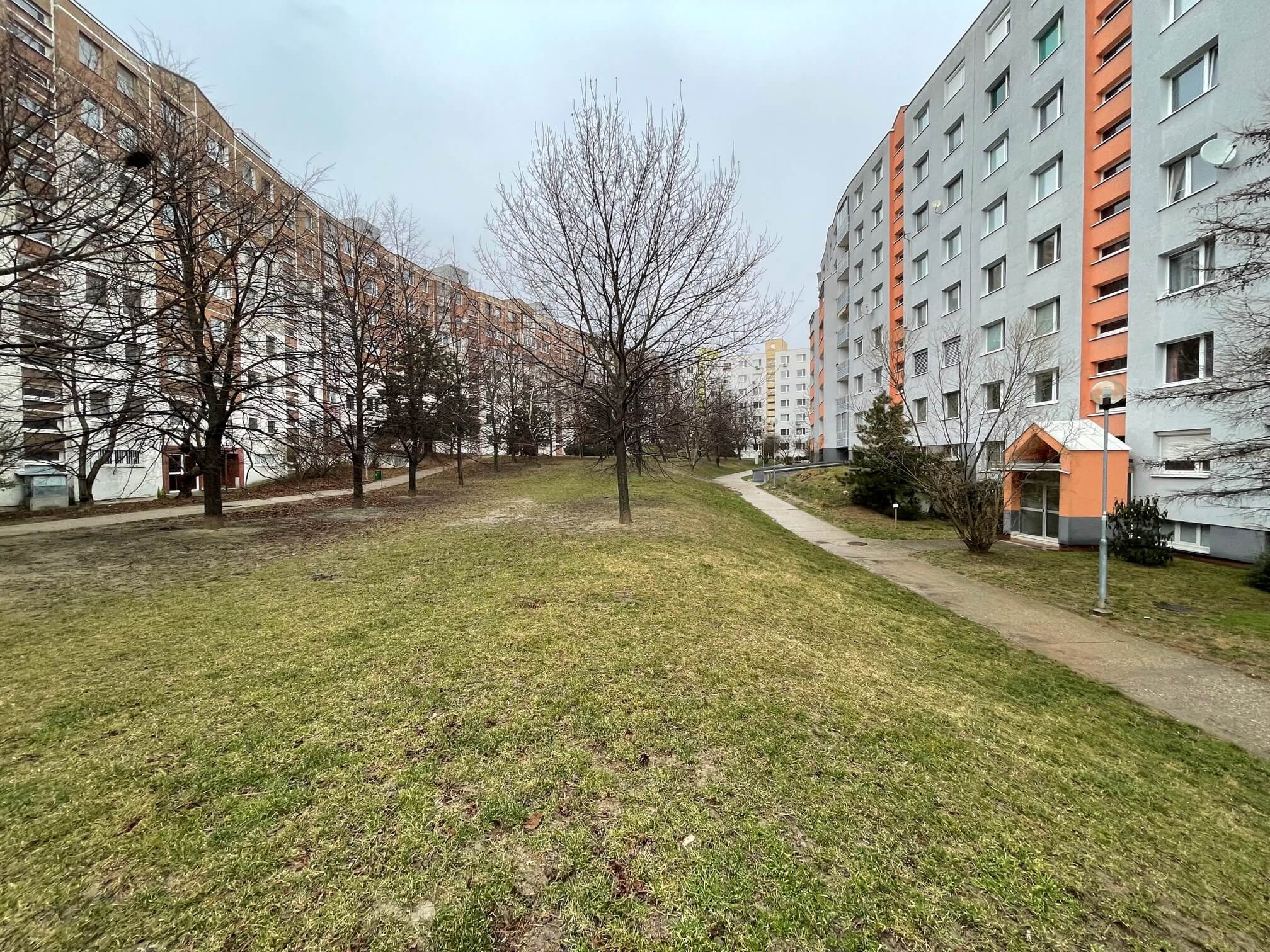 Prenajaté: Izby na prenájom v 3 izbovom byte, Karlovka, Kolísková 6 v Bratislave, 300€ izba, izba má 20m2 s  balkónom,-7