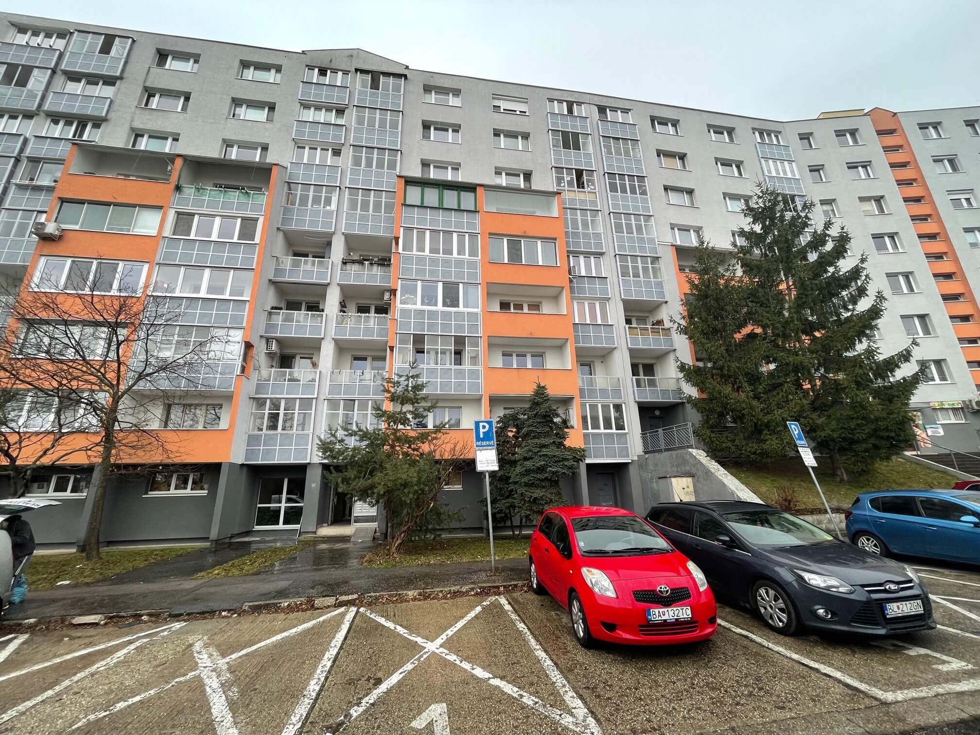 Prenajaté: Izby na prenájom v 3 izbovom byte, Karlovka, Kolísková 6 v Bratislave, 300€ izba, izba má 20m2 s  balkónom,-3