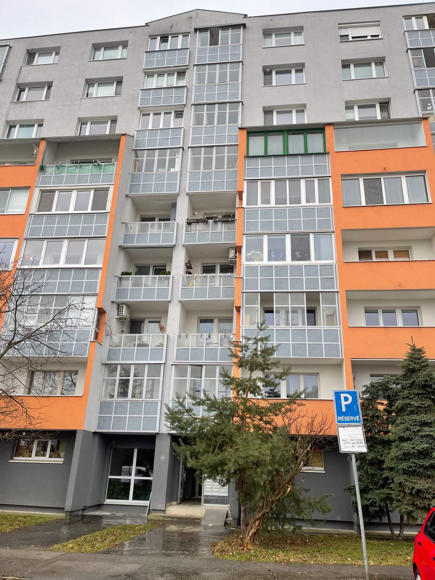 Prenajaté: Izby na prenájom v 3 izbovom byte, Karlovka, Kolísková 6 v Bratislave, 300€ izba, izba má 20m2 s  balkónom,-2