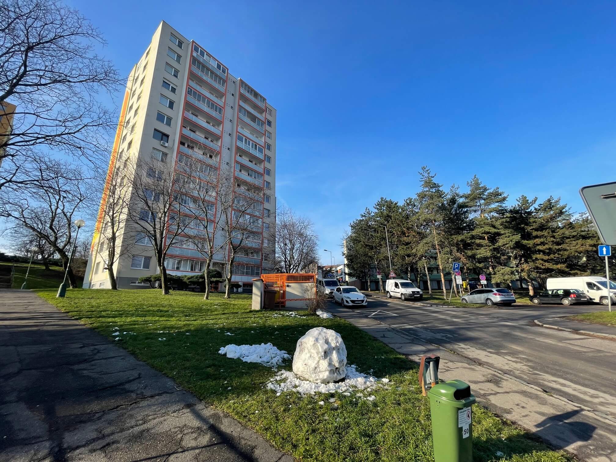 Predané: Na predaj 3 izbový slnečný byt, kompletná rekonštrukcia, Sadmelijská Rača, 66,40m2, loggia 6,43m2, 8 poschodie-8