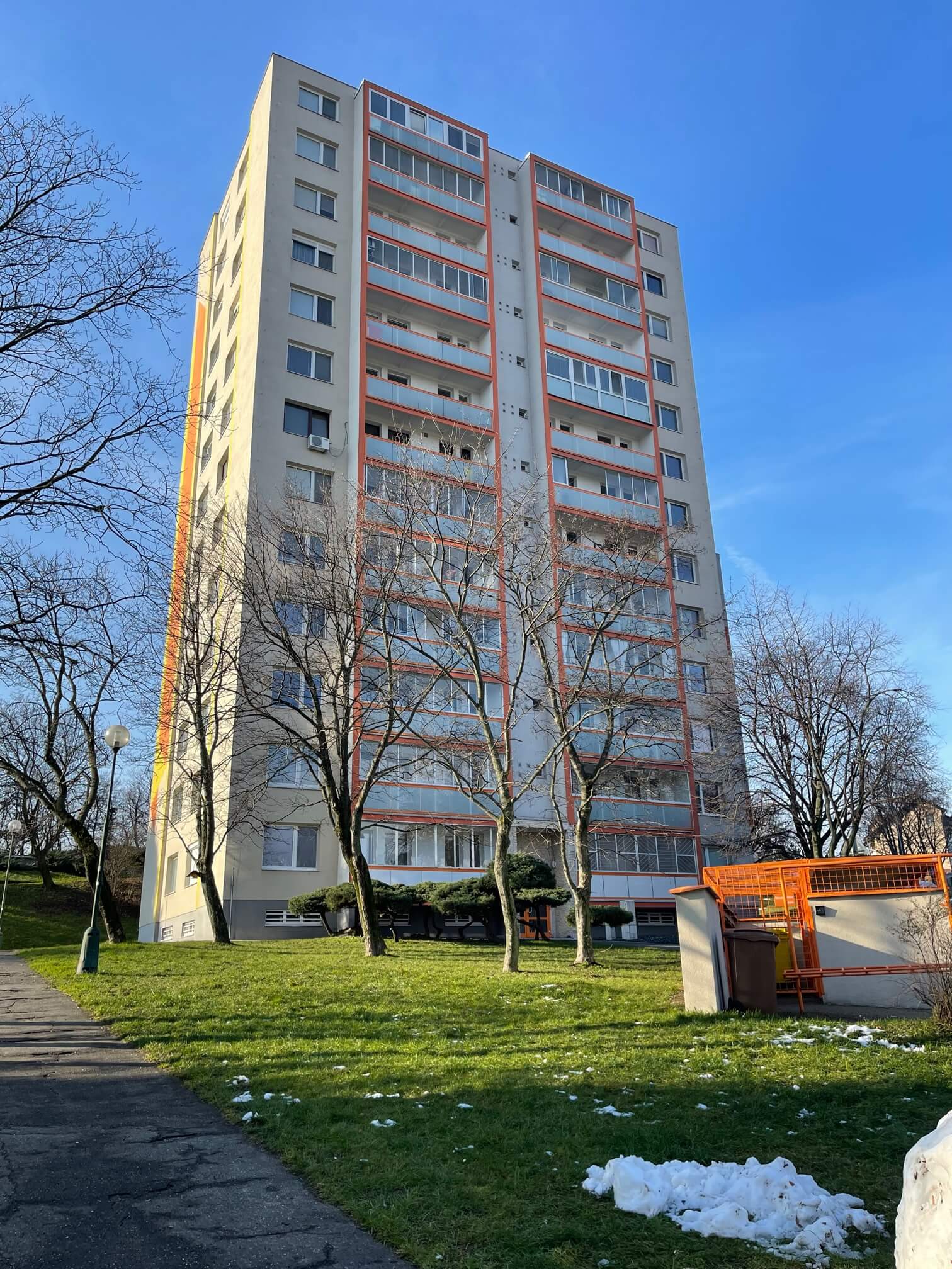 Predané: Na predaj 3 izbový slnečný byt, kompletná rekonštrukcia, Sadmelijská Rača, 66,40m2, loggia 6,43m2, 8 poschodie-7
