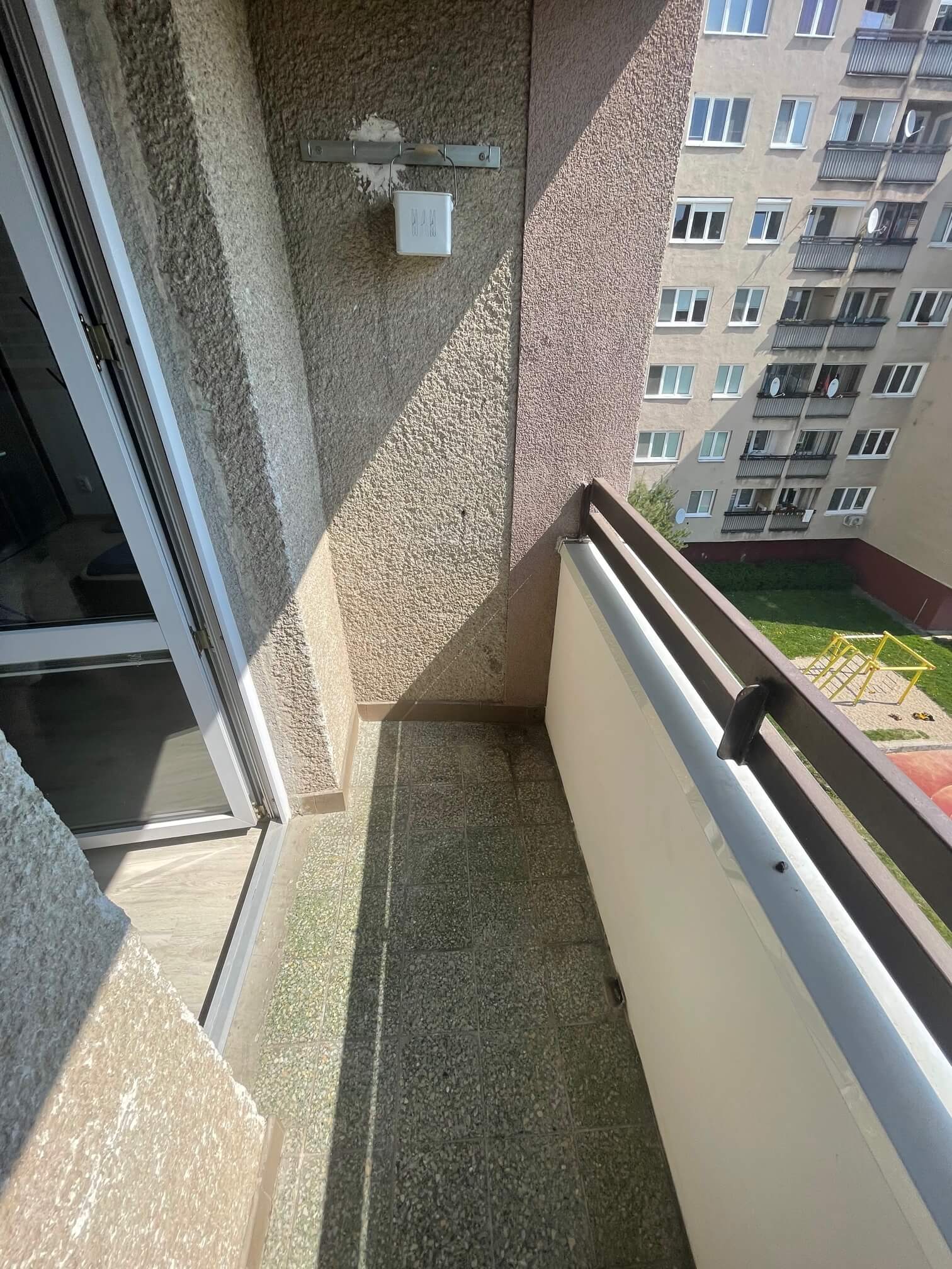 Na prenájom 1 izbový byt, Karpatské Námestie 18, Rača, úžitková plocha 30m2,balkón 3m2-31