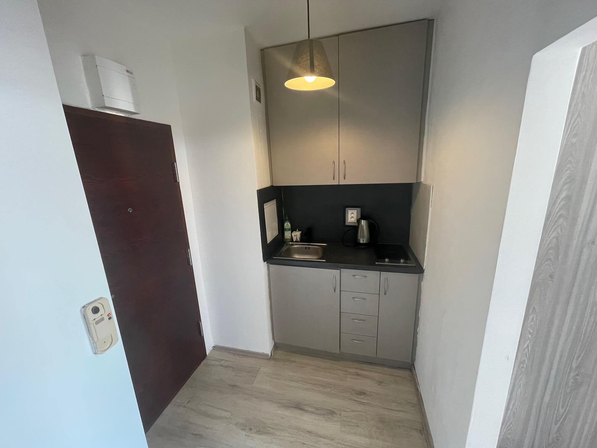 Na prenájom 1 izbový byt, Karpatské Námestie 18, Rača, úžitková plocha 30m2,balkón 3m2-4