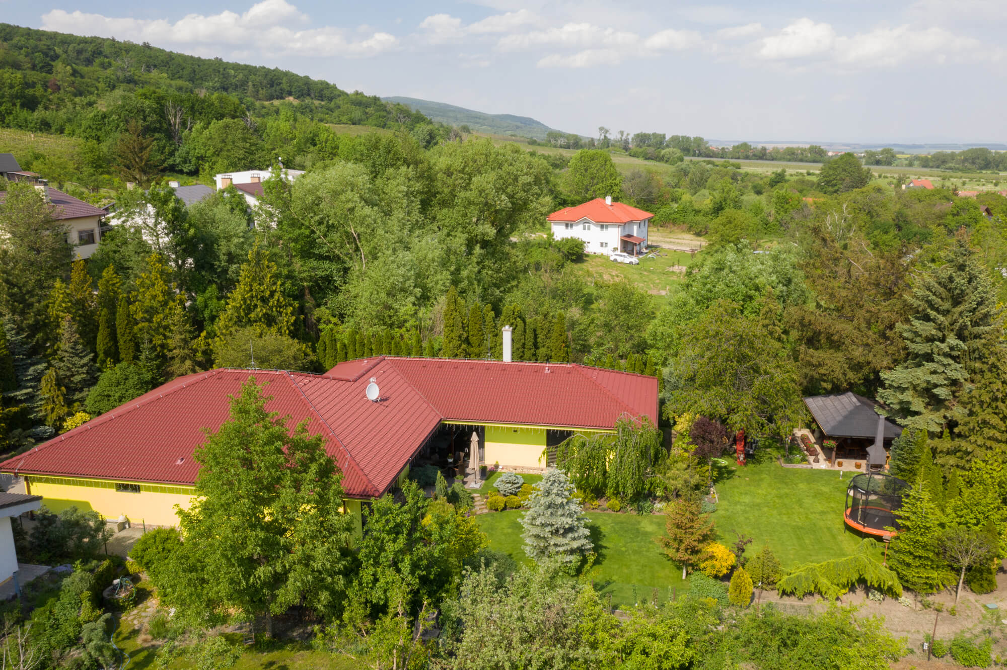 Rodinný dom v obci Častá, 4 izbový, úžitková plocha 213,05m2, pozemok 1687m2, garáž-9