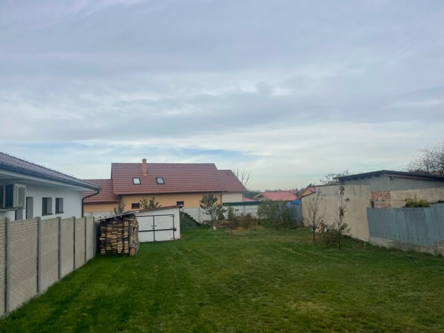 STAVEBNÝ POZEMOK NA VÝSTAVBU RD , VŠETKY SIETE, JAKUBOV 677M2-1