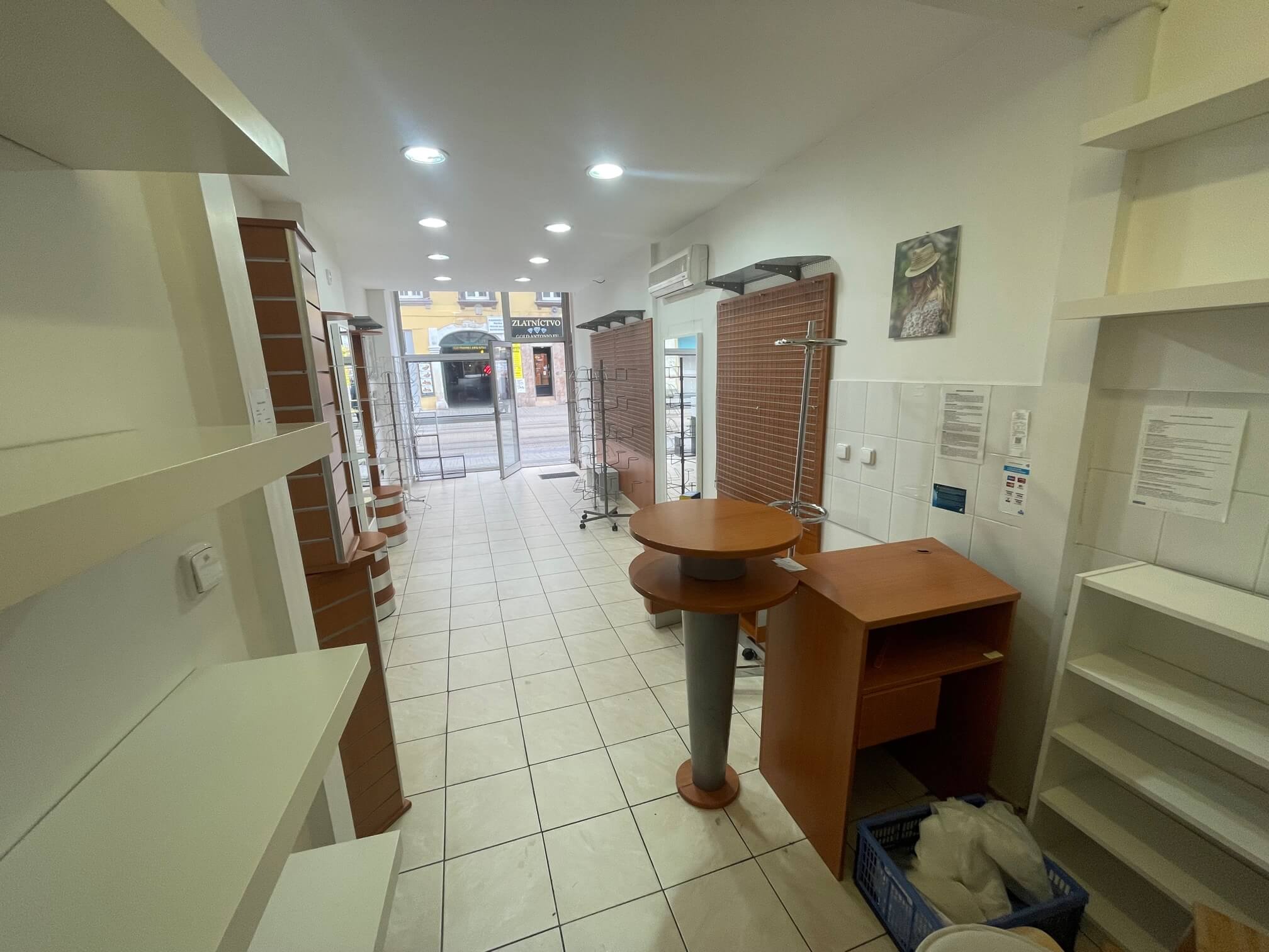 Prenajaté: Na prenájom obchodný priestor, 23m2, Obchodná ulica-1