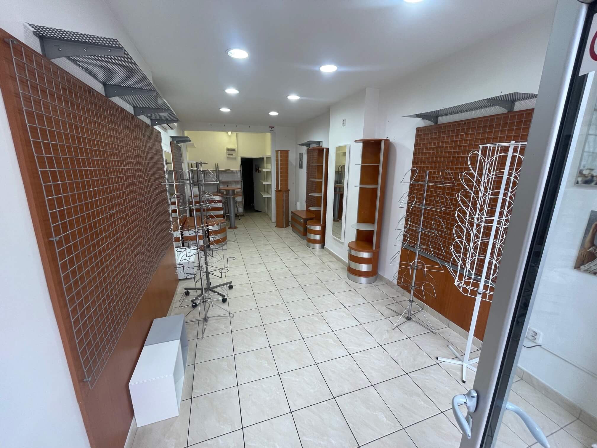 Prenajaté: Na prenájom obchodný priestor, 23m2, Obchodná ulica-0