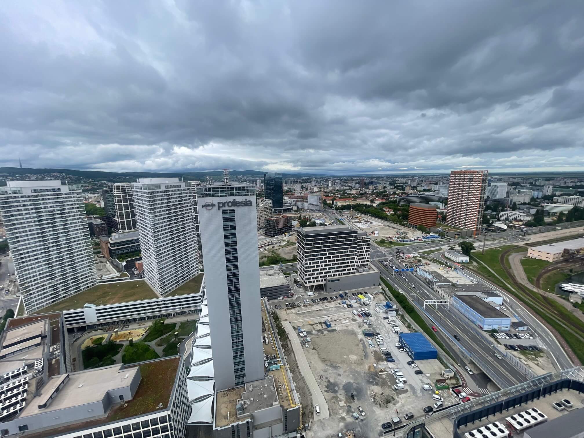 2 Izbový byt,  Eurovea Tower, 56,4m2 úžitková, loggia 10,2m2, 33 poschodie, kobka 3,10 m2, Garážové miesto-22