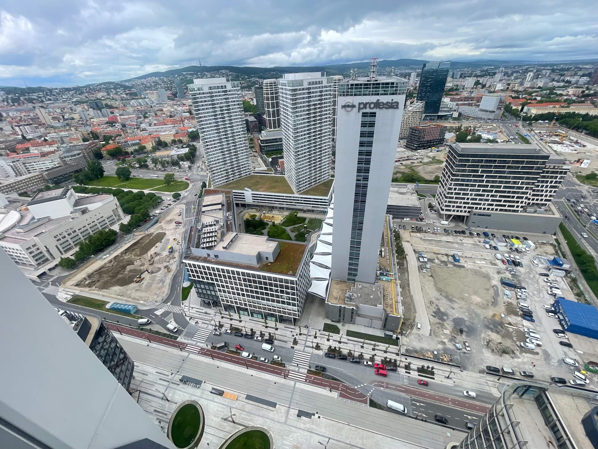 2 Izbový byt,  Eurovea Tower, 56,4m2 úžitková, loggia 10,2m2, 33 poschodie, kobka 3,10 m2, Garážové miesto-1