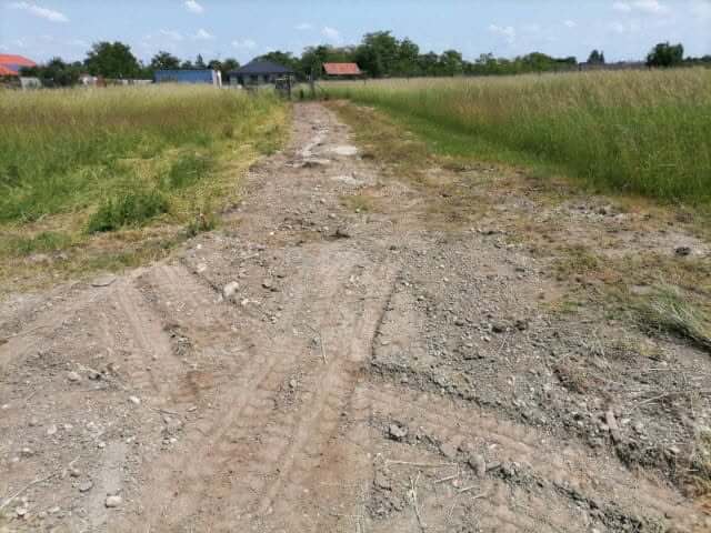 STAVEBNÝ POZEMOK NA VÝSTAVBU RD SO STAVEBNÝM POVOLENÍM, VŠETKY SIETE, MILOSLAVOV 747M2-1