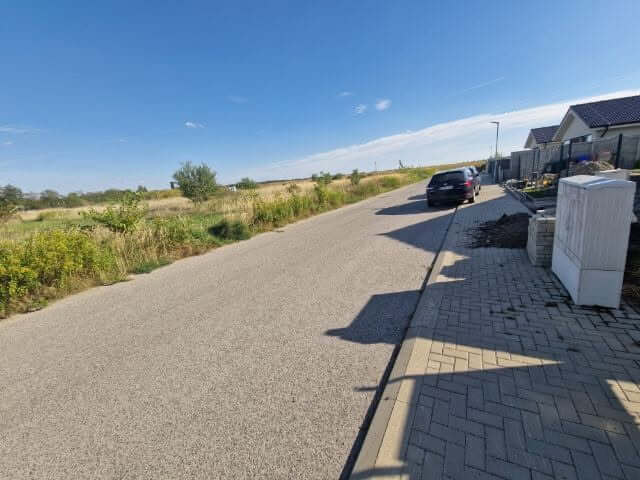 STAVEBNÝ POZEMOK NA VÝSTAVBU RD SO STAVEBNÝM POVOLENÍM, VŠETKY SIETE, MILOSLAVOV 747M2-0