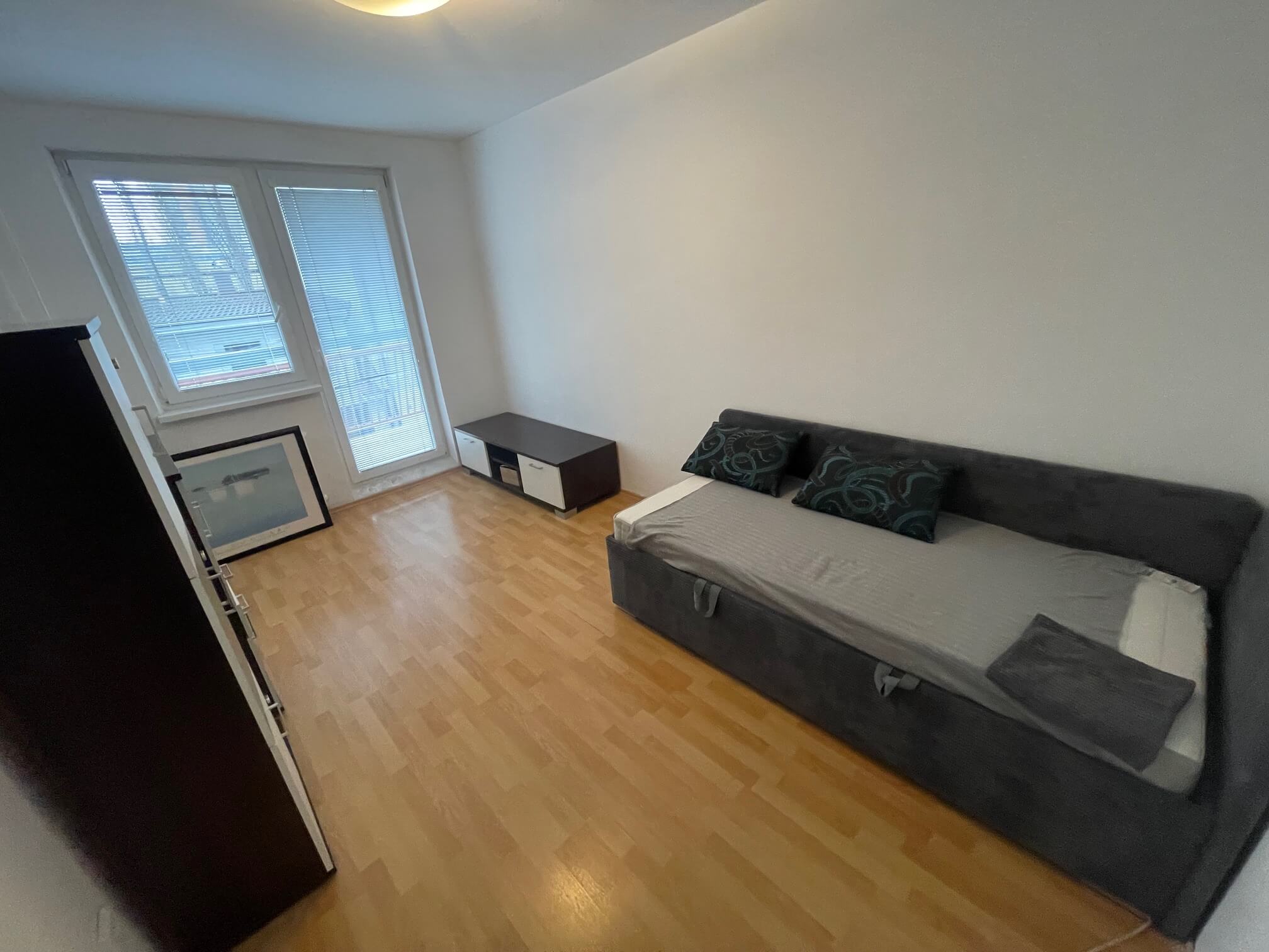 Predané: Na predaj 3 izbový byt, úžitková 66,24m2, loggia 3,68m2, 3poschodie, Klincová 21 v Ružinove-8