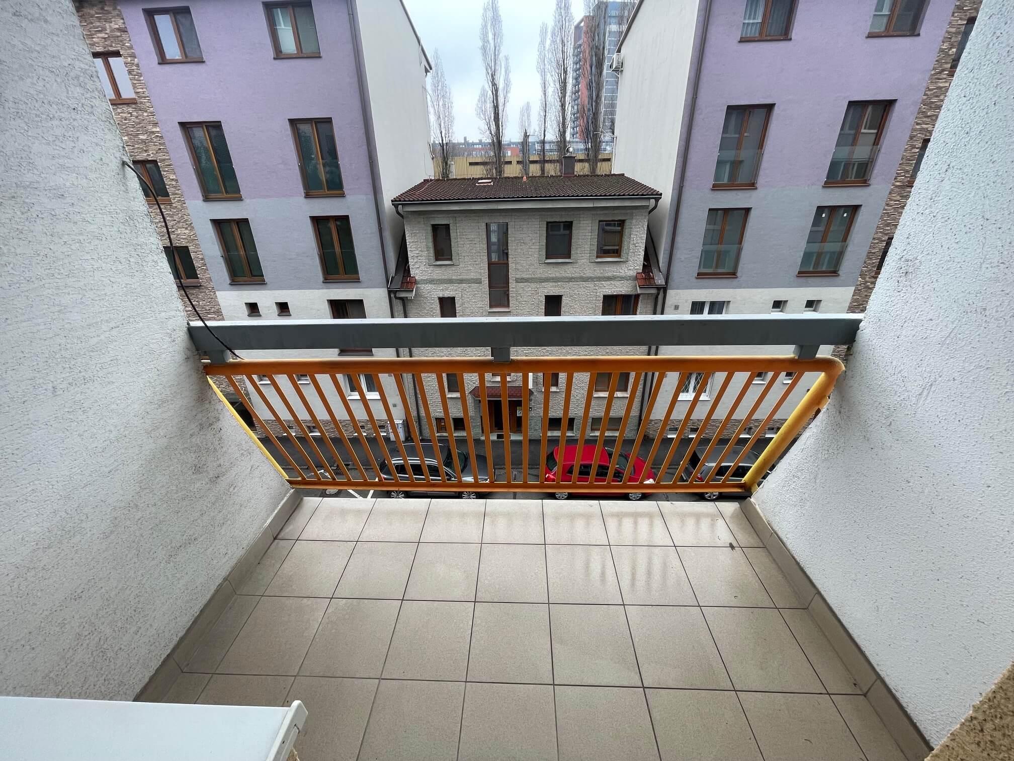 Predané: Na predaj 3 izbový byt, úžitková 66,24m2, loggia 3,68m2, 3poschodie, Klincová 21 v Ružinove-21