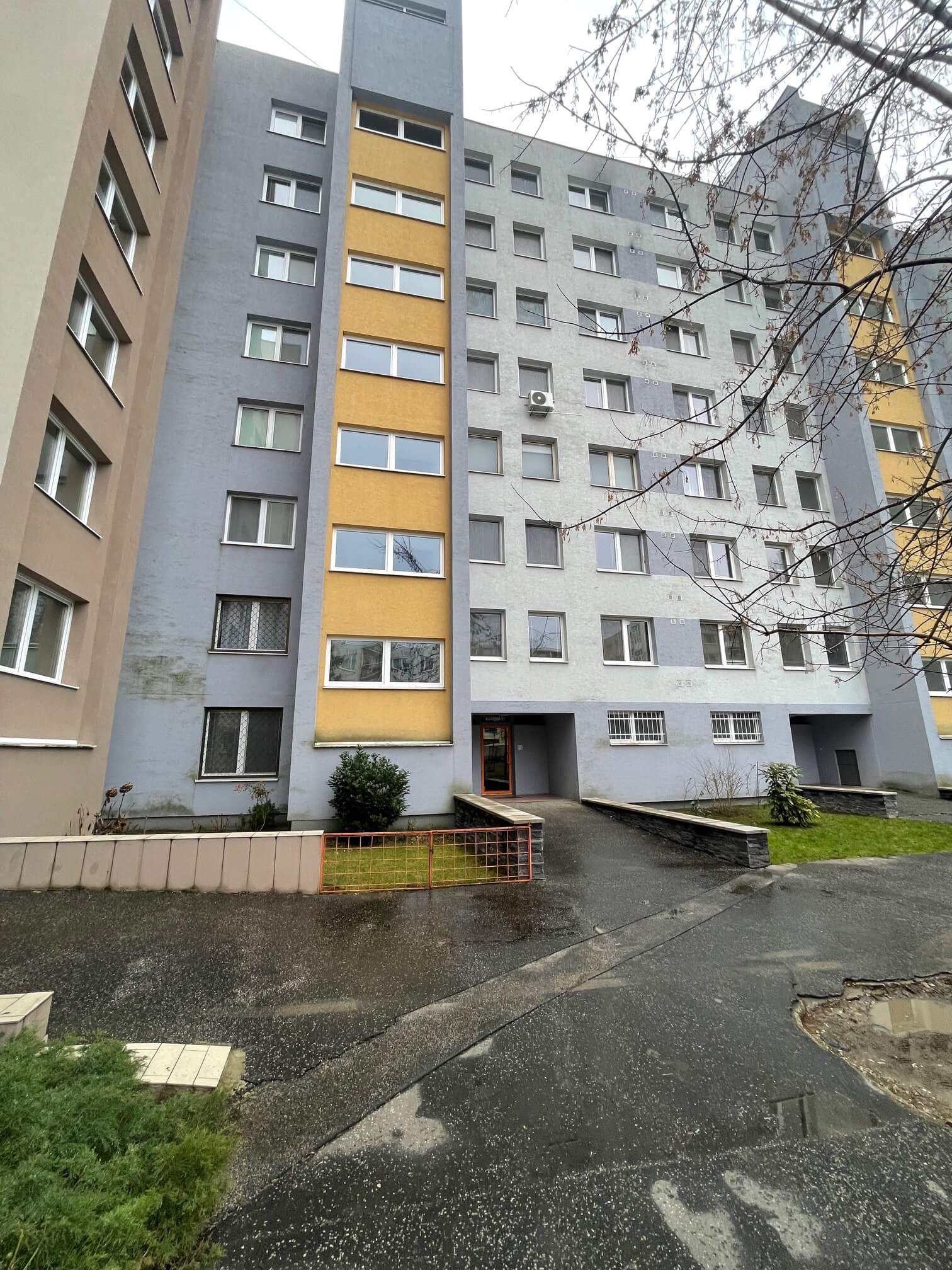 Predané: Na predaj 3 izbový byt, úžitková 66,24m2, loggia 3,68m2, 3poschodie, Klincová 21 v Ružinove-25