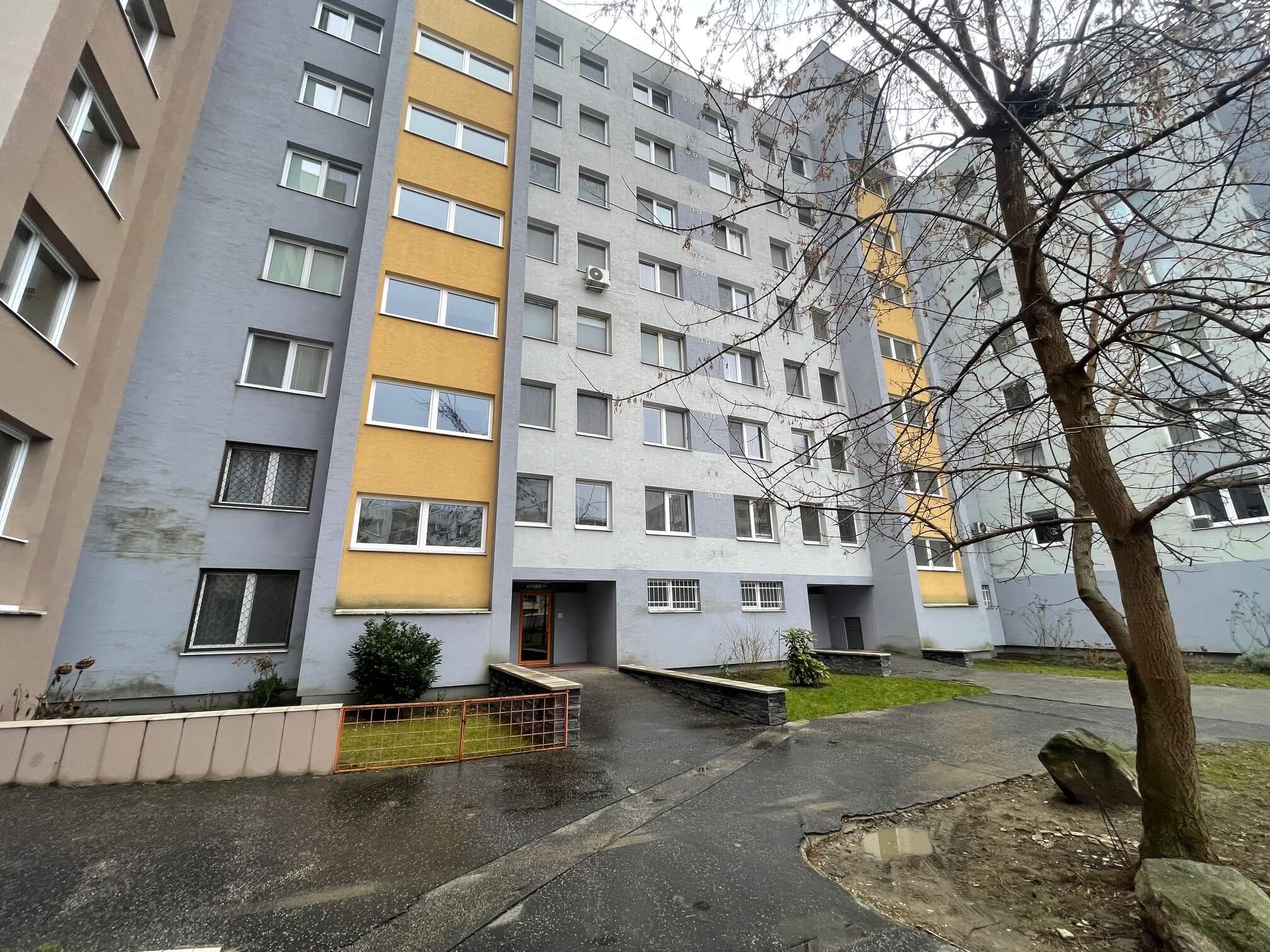 Predané: Na predaj 3 izbový byt, úžitková 66,24m2, loggia 3,68m2, 3poschodie, Klincová 21 v Ružinove-0