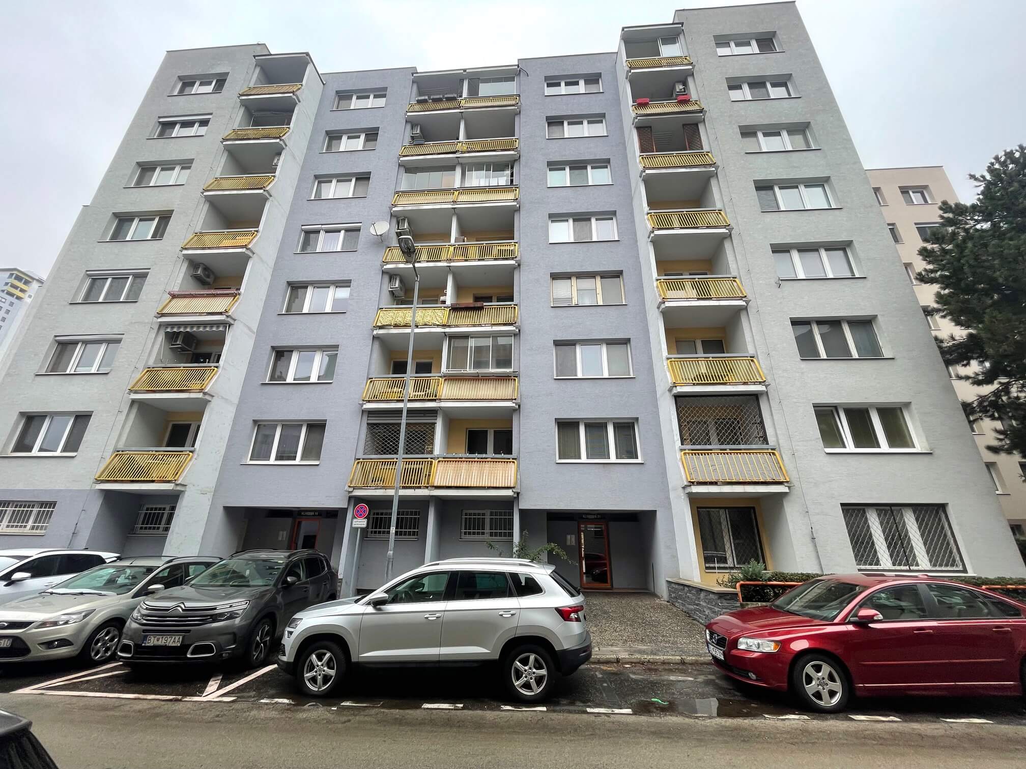 Predané: Na predaj 3 izbový byt, úžitková 66,24m2, loggia 3,68m2, 3poschodie, Klincová 21 v Ružinove-26