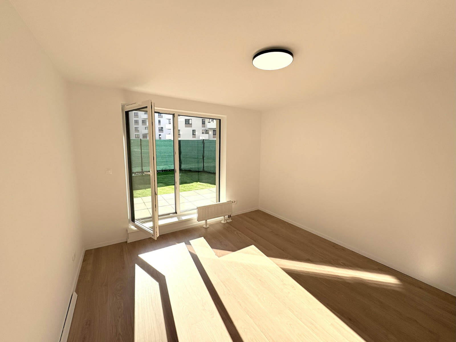 Predané: 2,5 izbový byt s predzáhradkou, úžitková 65,47m2, terasa 11,06m2, predzáhradka 28,29m2, s kuchynskou linkou-2