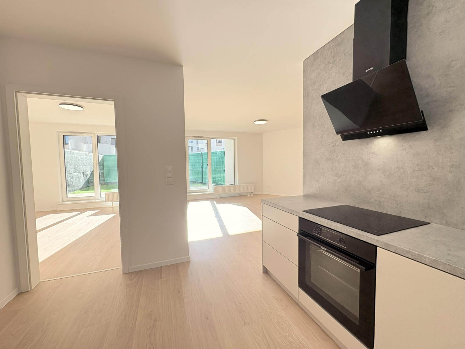 Predané: 2,5 izbový byt s predzáhradkou, úžitková 65,47m2, terasa 11,06m2, predzáhradka 28,29m2, s kuchynskou linkou-1