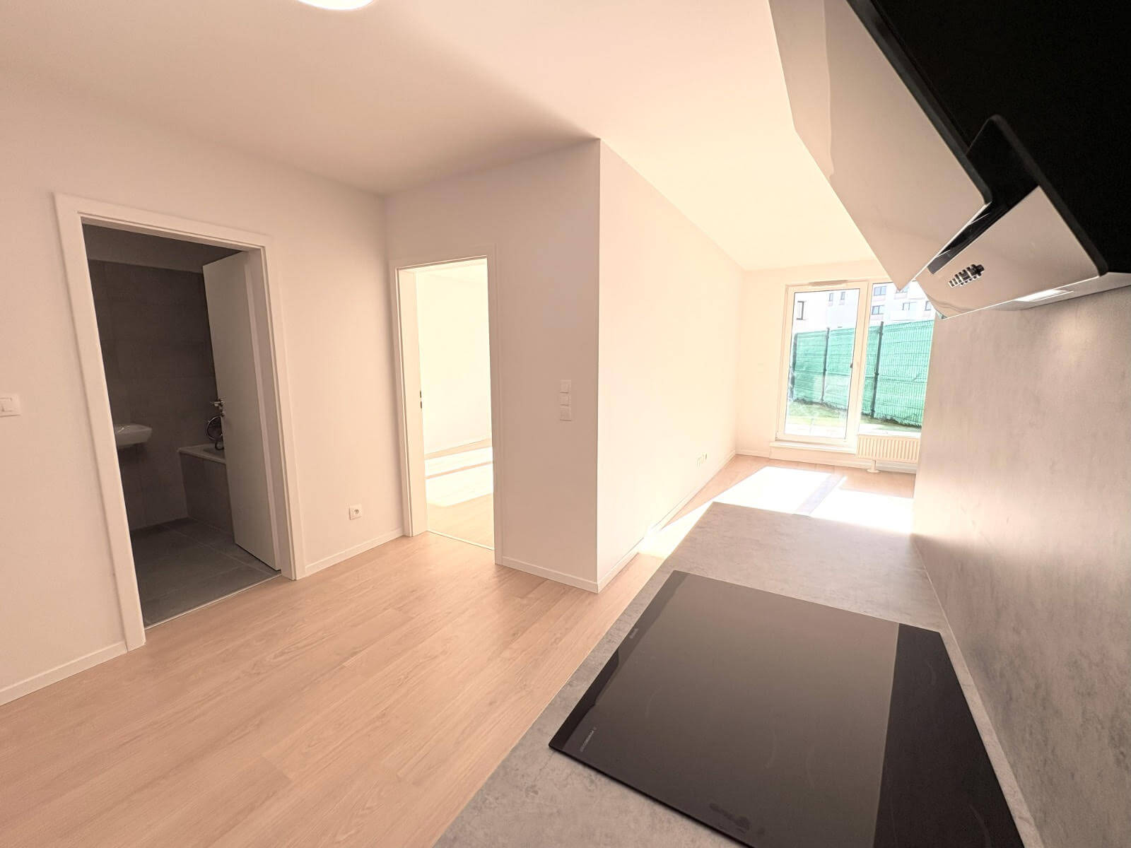 Predané: 2,5 izbový byt s predzáhradkou, úžitková 65,47m2, terasa 11,06m2, predzáhradka 28,29m2, s kuchynskou linkou-6