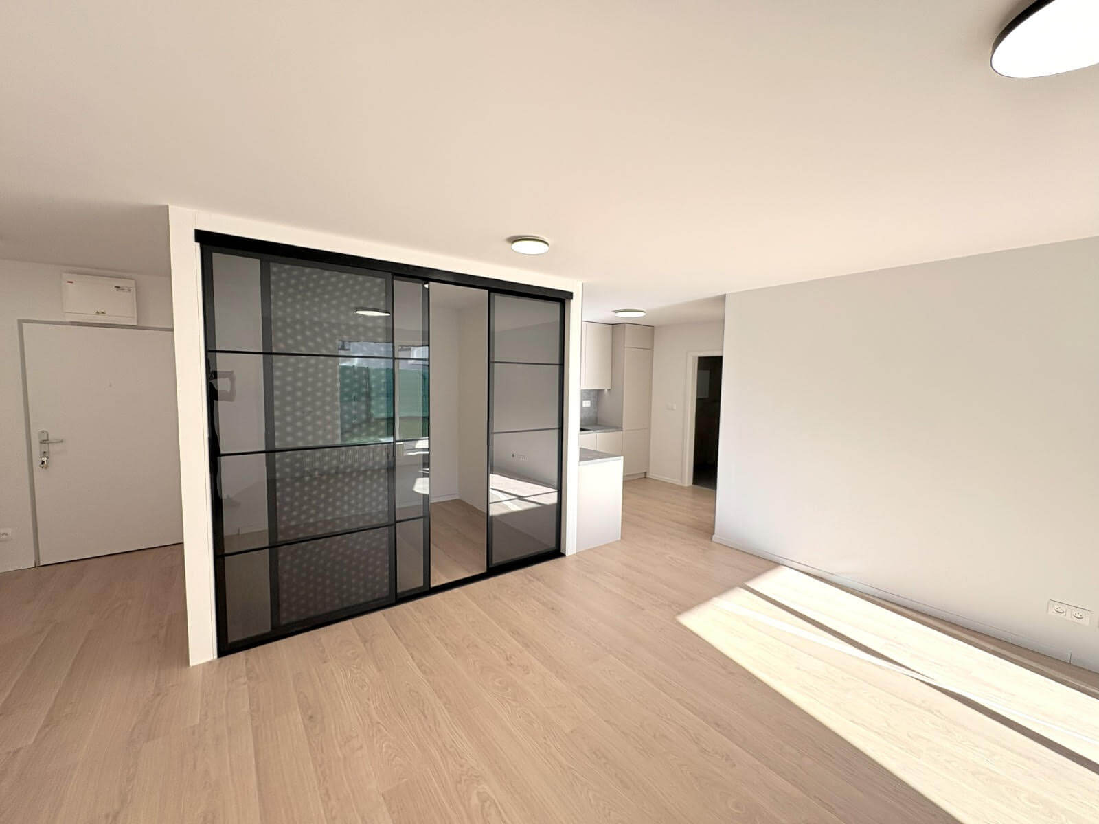 Predané: 2,5 izbový byt s predzáhradkou, úžitková 65,47m2, terasa 11,06m2, predzáhradka 28,29m2, s kuchynskou linkou-5