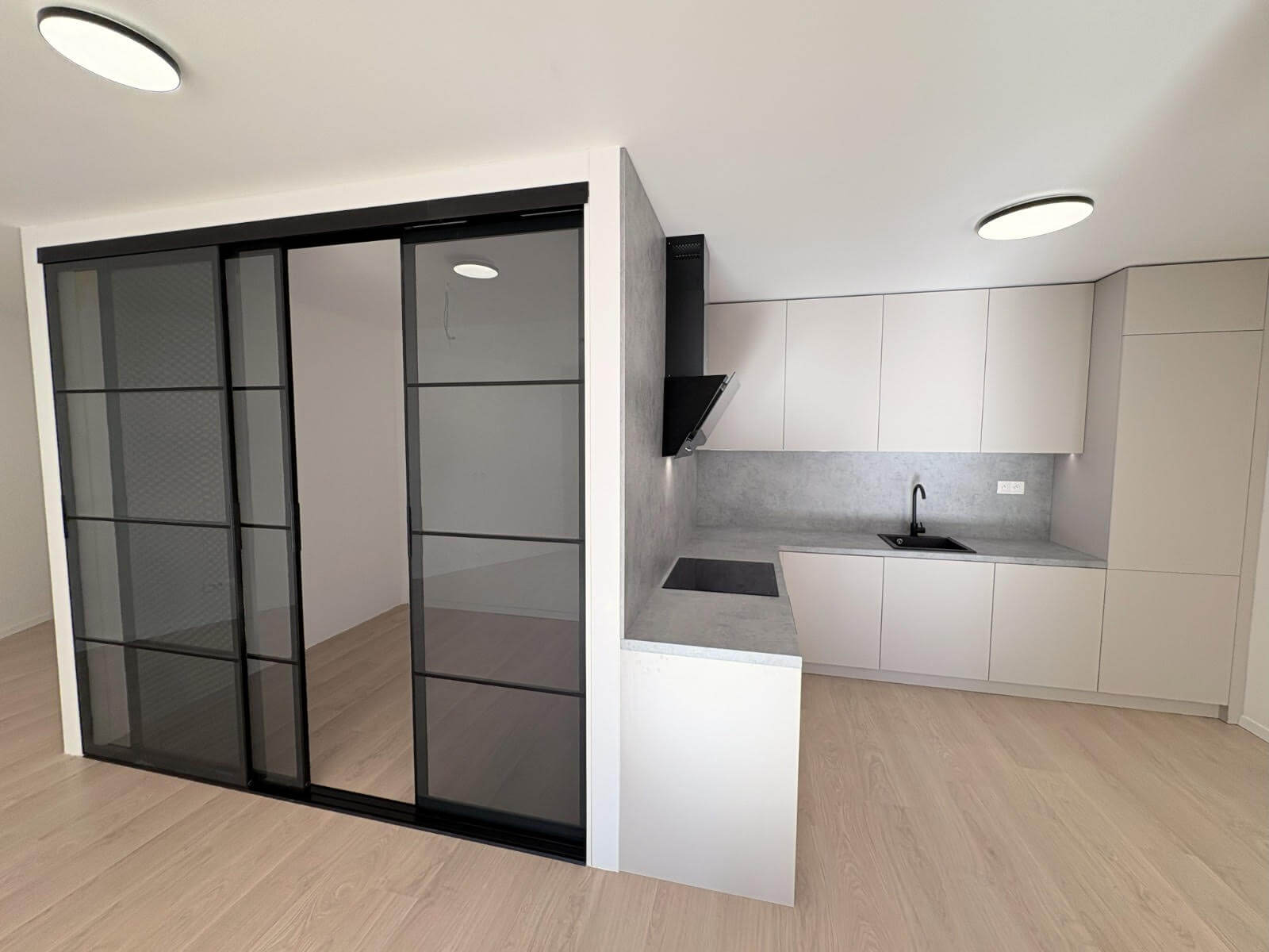 Predané: 2,5 izbový byt s predzáhradkou, úžitková 65,47m2, terasa 11,06m2, predzáhradka 28,29m2, s kuchynskou linkou-4