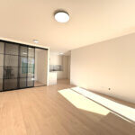 Predané: 2,5 izbový byt s predzáhradkou, úžitková 65,47m2, terasa 11,06m2, predzáhradka 28,29m2, s kuchynskou linkou-0