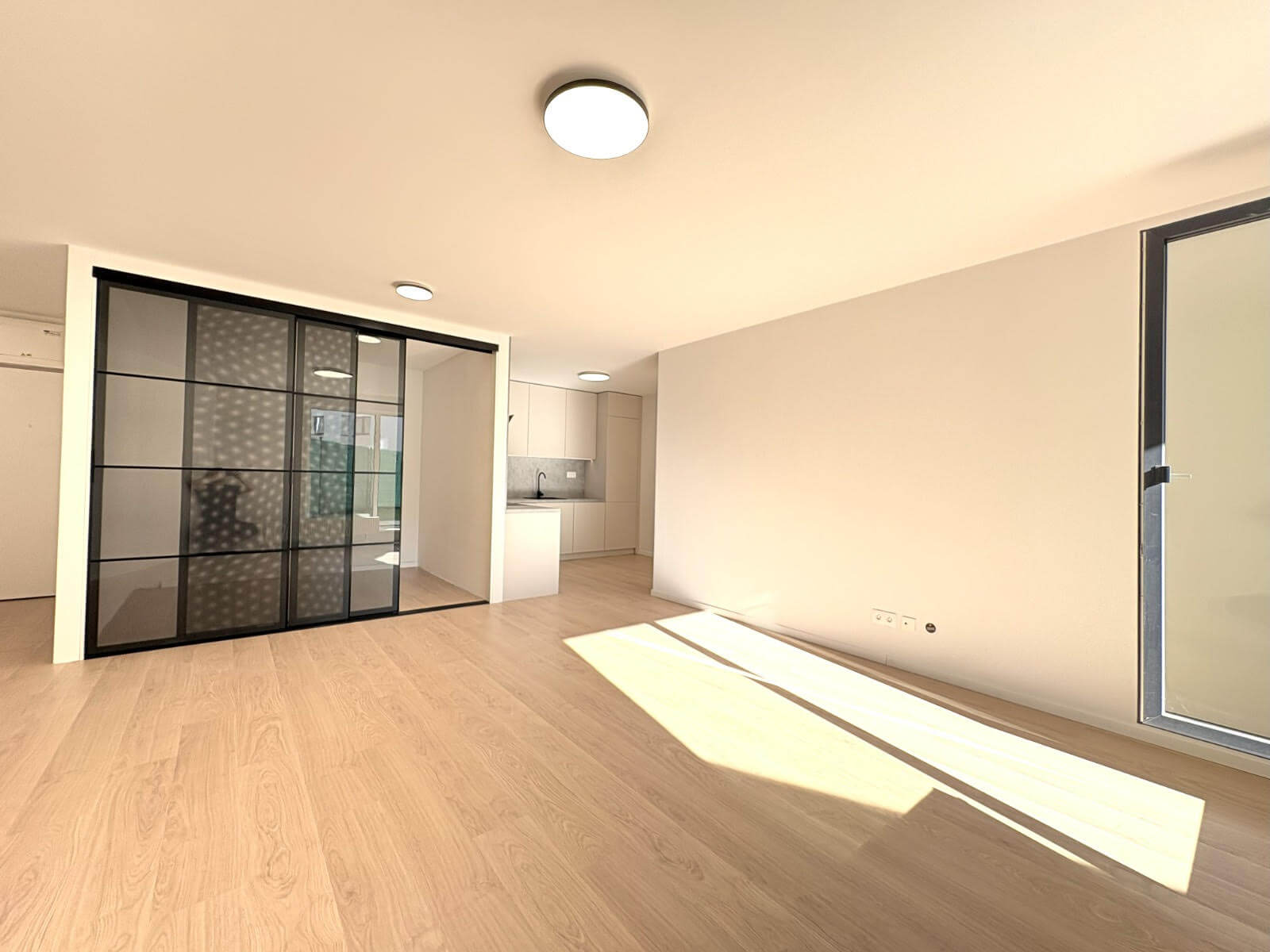 Predané: 2,5 izbový byt s predzáhradkou, úžitková 65,47m2, terasa 11,06m2, predzáhradka 28,29m2, s kuchynskou linkou-0