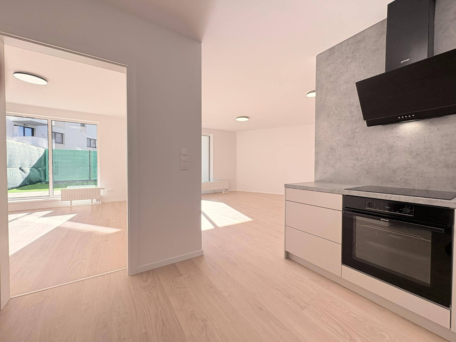 Predané: 2,5 izbový byt s predzáhradkou, úžitková 65,47m2, terasa 11,06m2, predzáhradka 28,29m2, s kuchynskou linkou-8