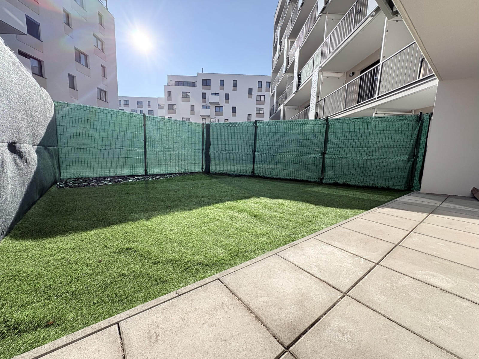 Predané: 2,5 izbový byt s predzáhradkou, úžitková 65,47m2, terasa 11,06m2, predzáhradka 28,29m2, s kuchynskou linkou-3