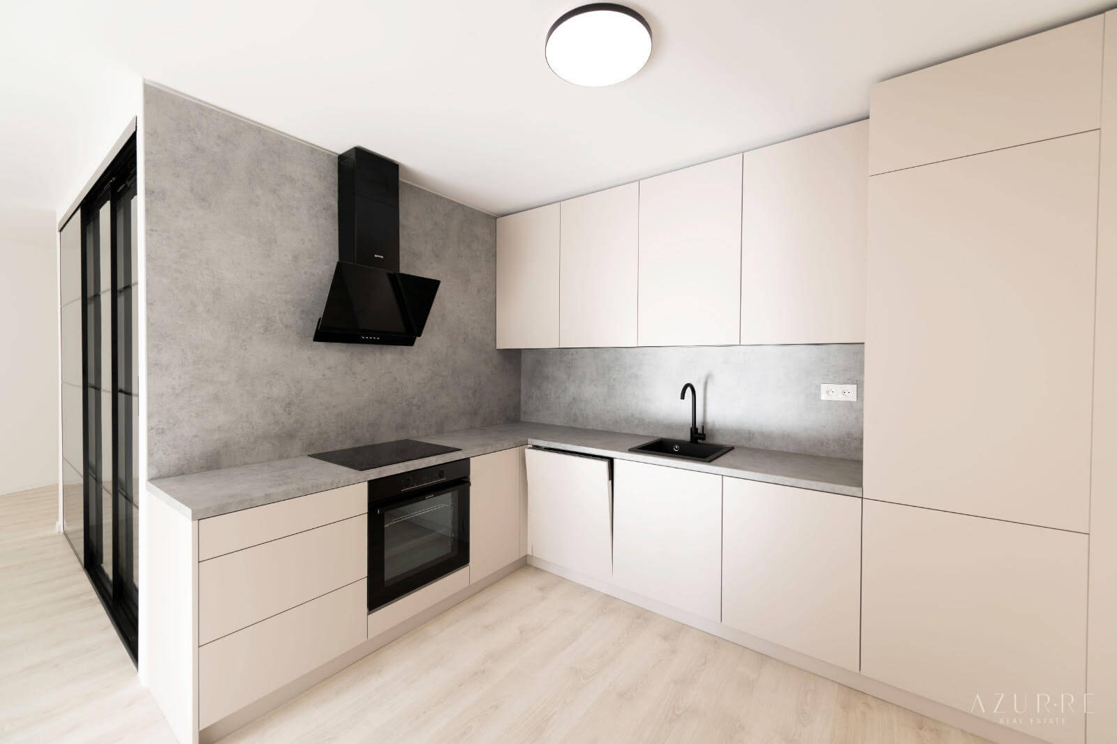 Predané: 2,5 izbový byt s predzáhradkou, úžitková 65,47m2, terasa 11,06m2, predzáhradka 28,29m2, s kuchynskou linkou-7